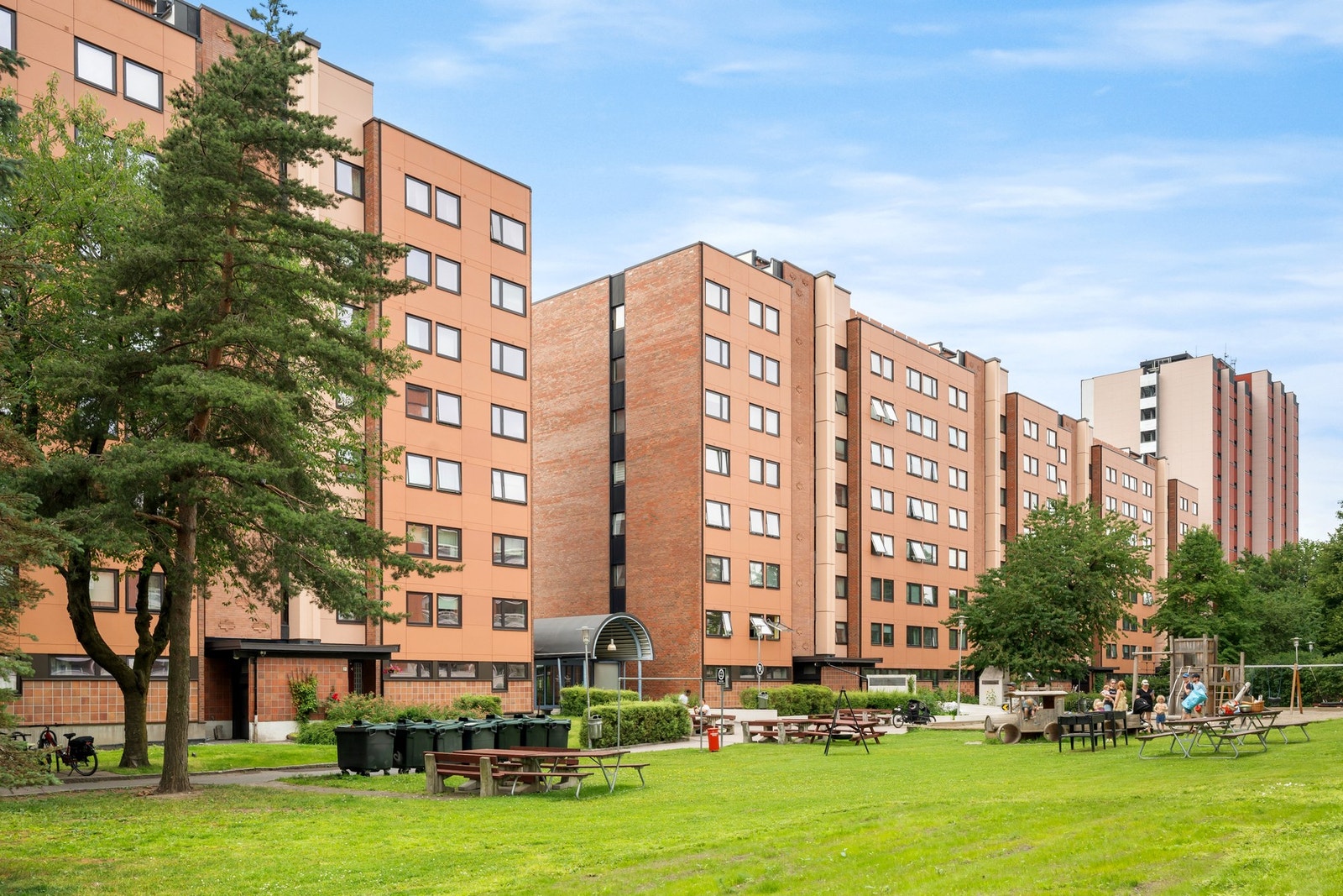 Boligen har en sentral beliggenhet med kort vei til offentlig kommunikasjon samt et bredt utvalg av fasiliteter og servicetilbud. Galleribilde