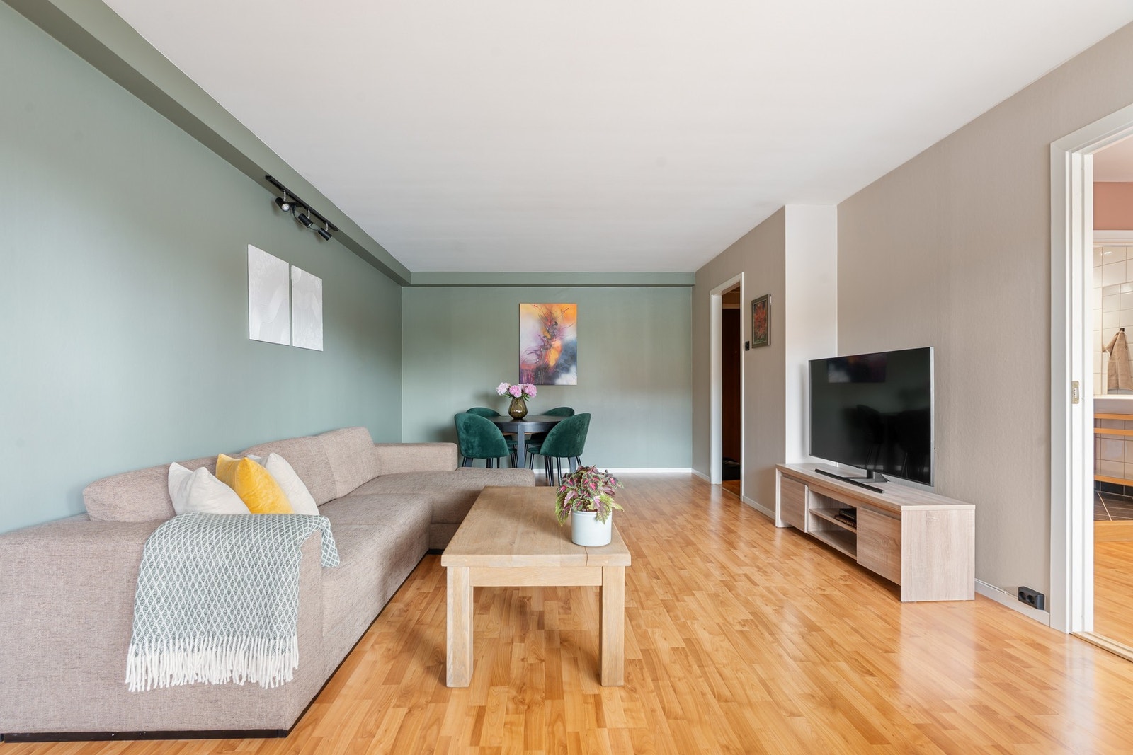 Stuen oppleves lys og luftig, og kan enkelt innredes med flere soner. Galleribilde