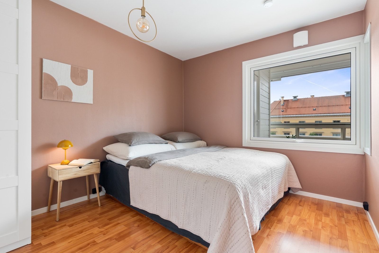 Stort og luftig soverom med god plass til dobbeltseng, nattbord og garderobe. Galleribilde