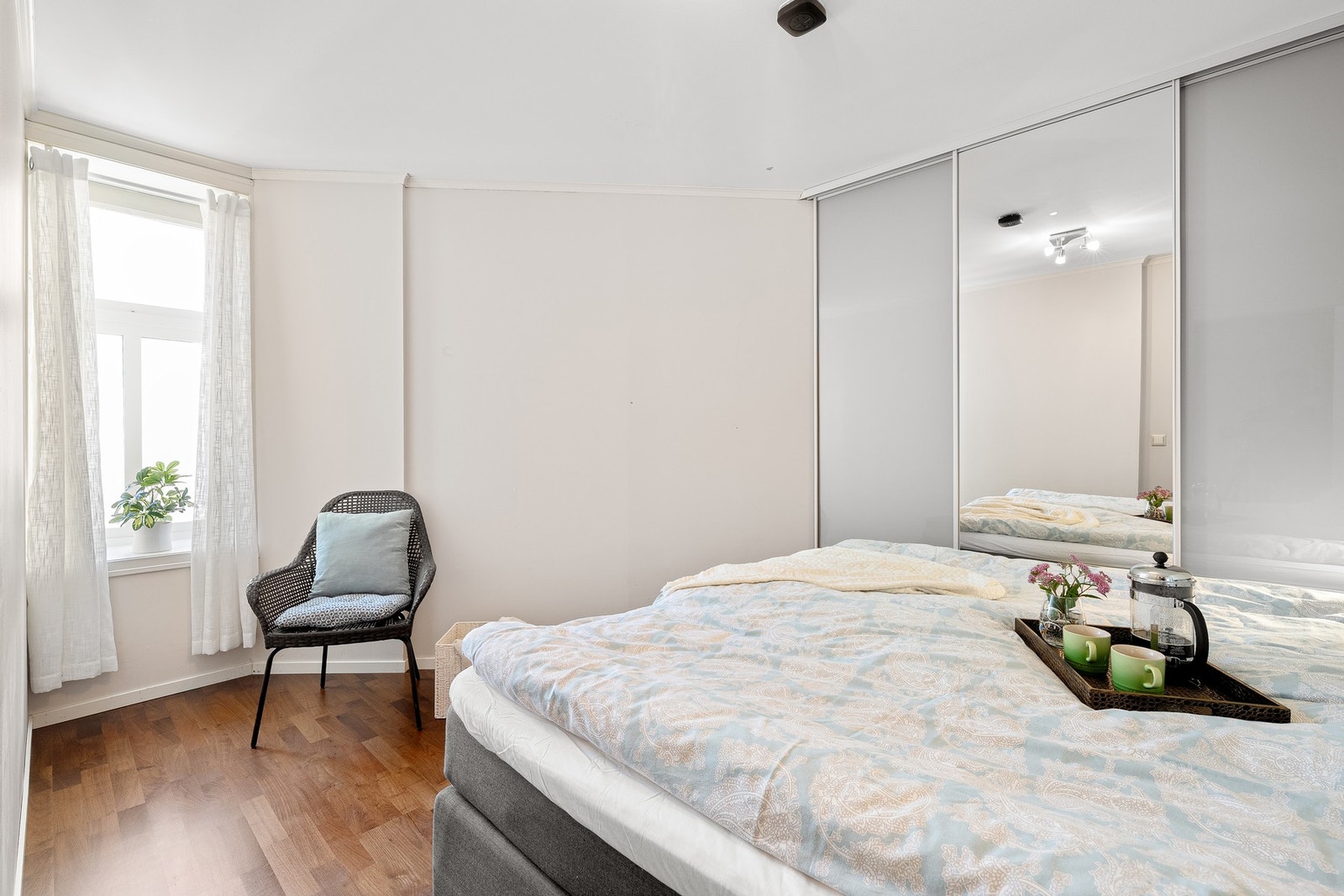 Det er en praktisk integrert skyvedørsgarderobe på soverommet. Galleribilde