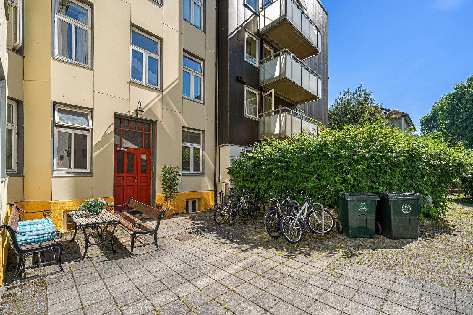 Trivelig og skjermet felles uteplass i bakgården. Galleribilde