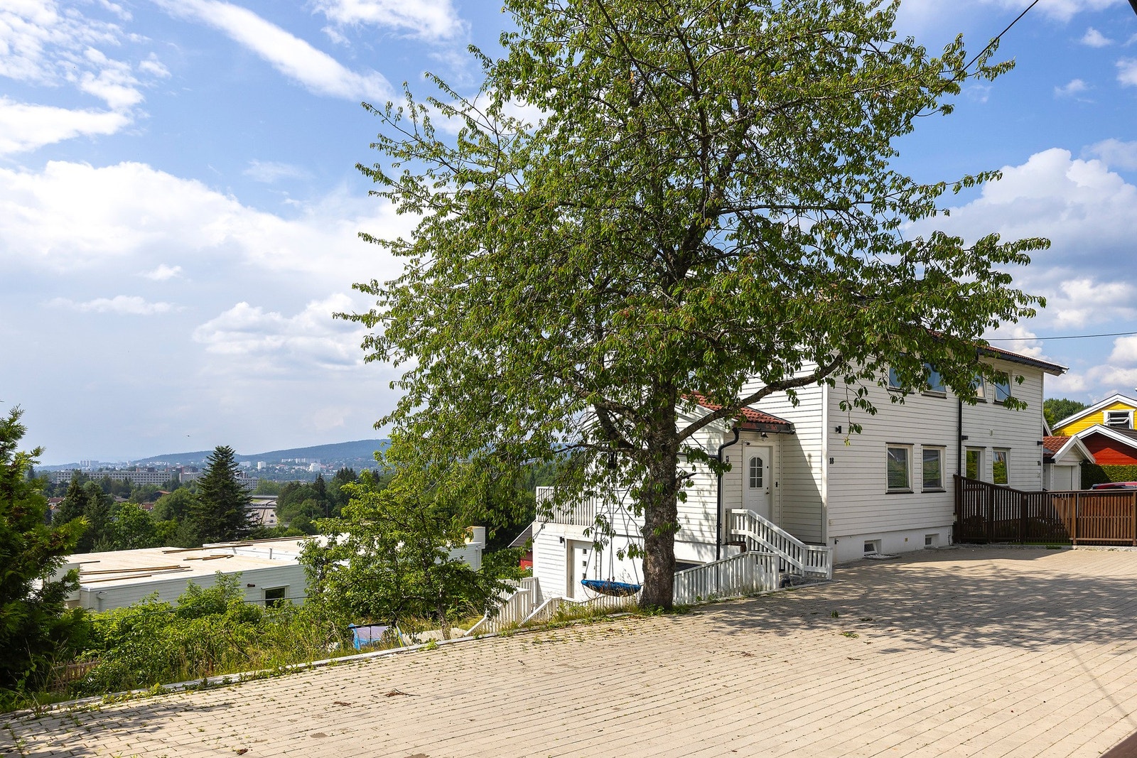 Eiendommen har godt med biloppstillingsplasser Galleribilde