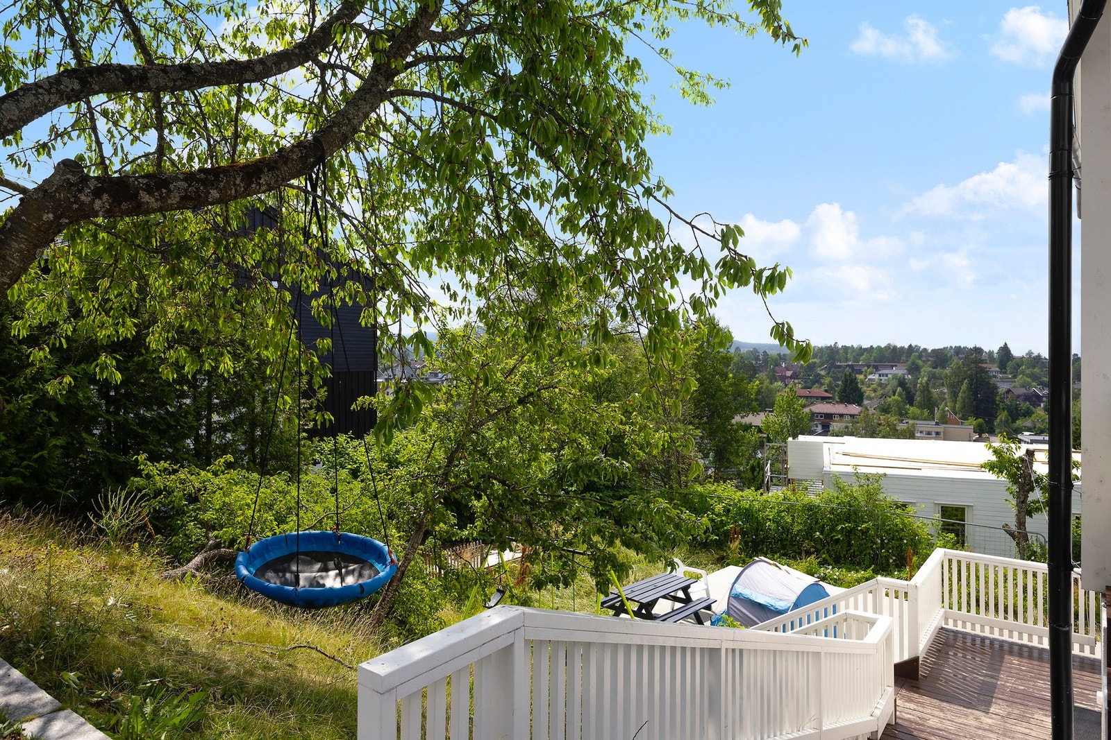 Langs huset finner du hyggelige terrasser hvor du kan nyte flott utsikt. Her er det også nedgang til egen inngang i underetasjen. Galleribilde