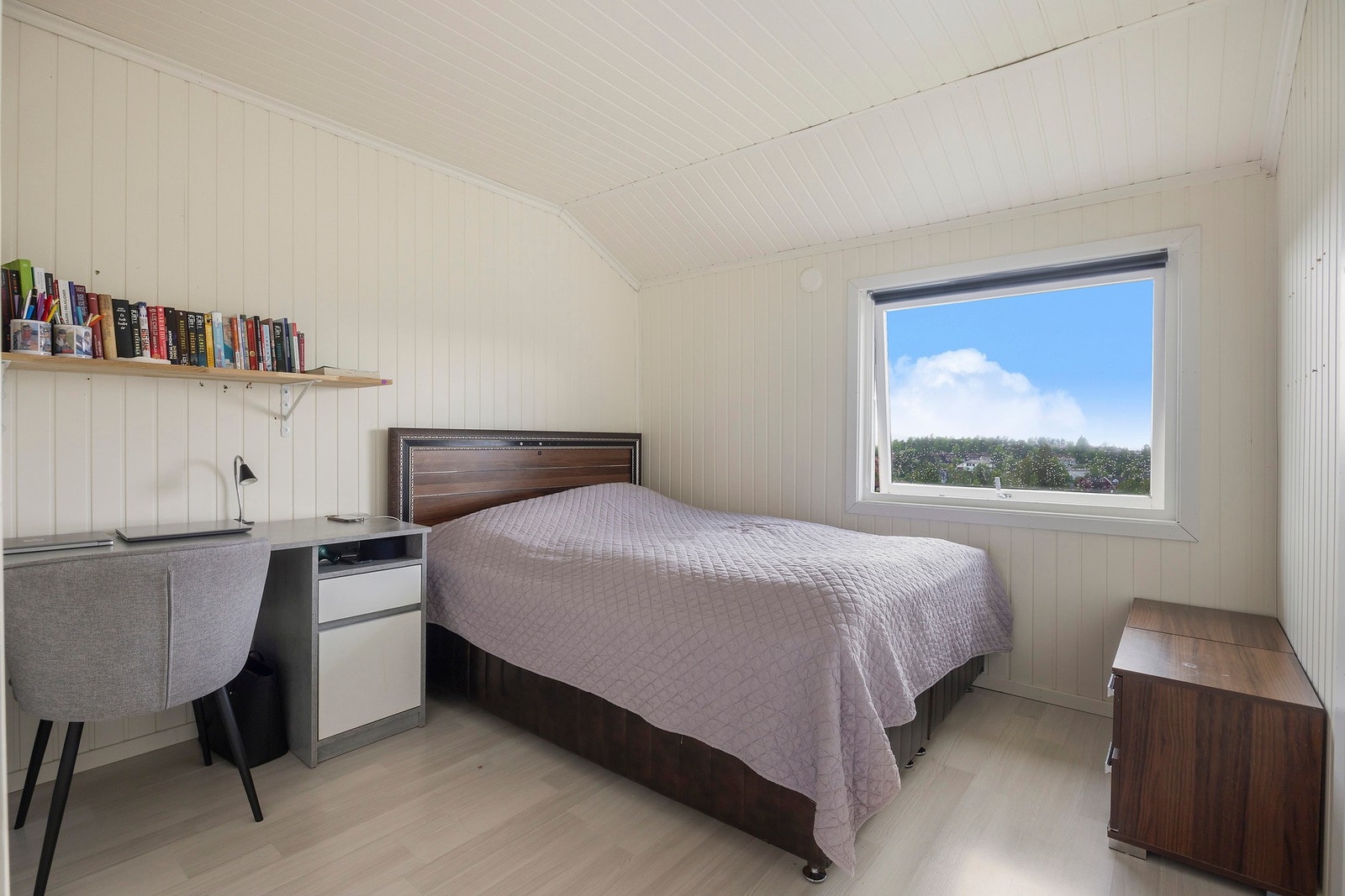 Hovedsoverommet er romslig og har god plass til dobbeltseng, nattbord og skrivebord. Galleribilde