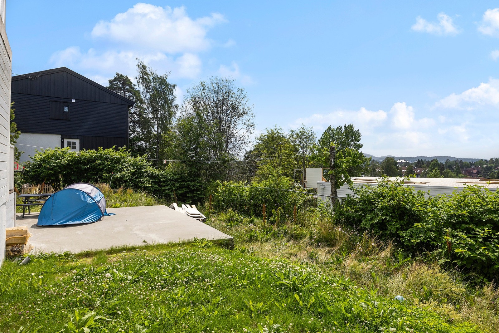 Herlig uteområde med plass til både lek, dyrking og varmesommerdager. Galleribilde