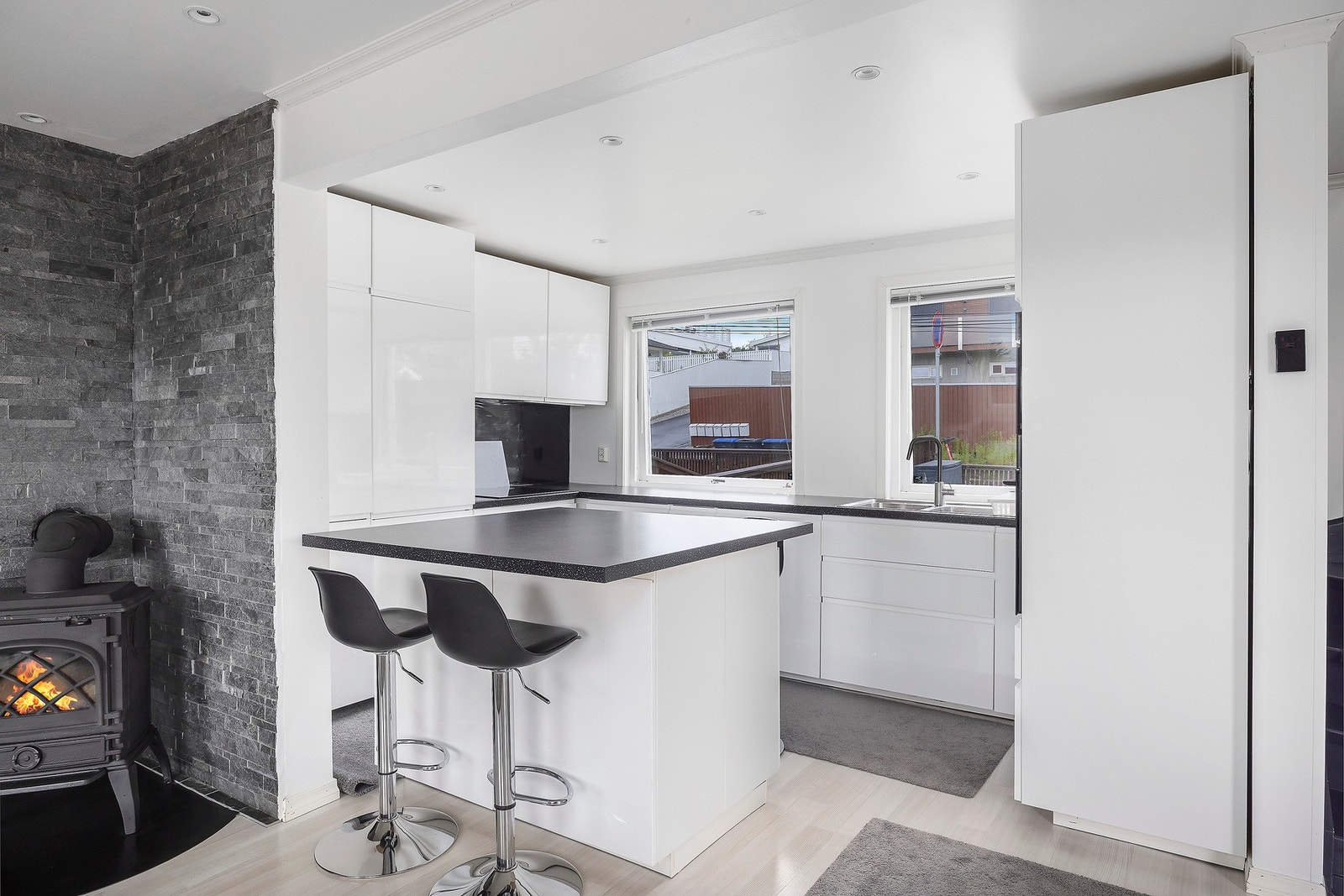 Her bor du i et veletablert og barnevennlig område med nærhet til både skole, barnehage, grøntområder og kollektivtransport - et ideelt sted for familier. Galleribilde