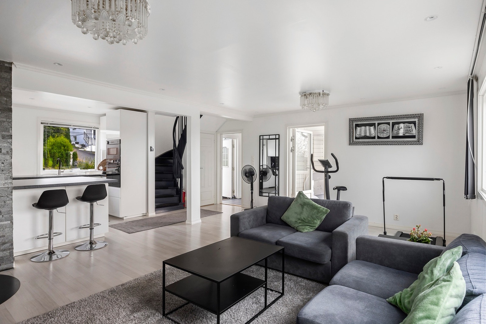 Kjøkken og stue ligger i en åpen og sosial løsning som legger til rette for både familiemiddager og vennelag. Kjøkkenøya med barstoler fungerer som et naturlig samlingspunkt og gjør matlagingen til en hyggelig del av dagen. Galleribilde