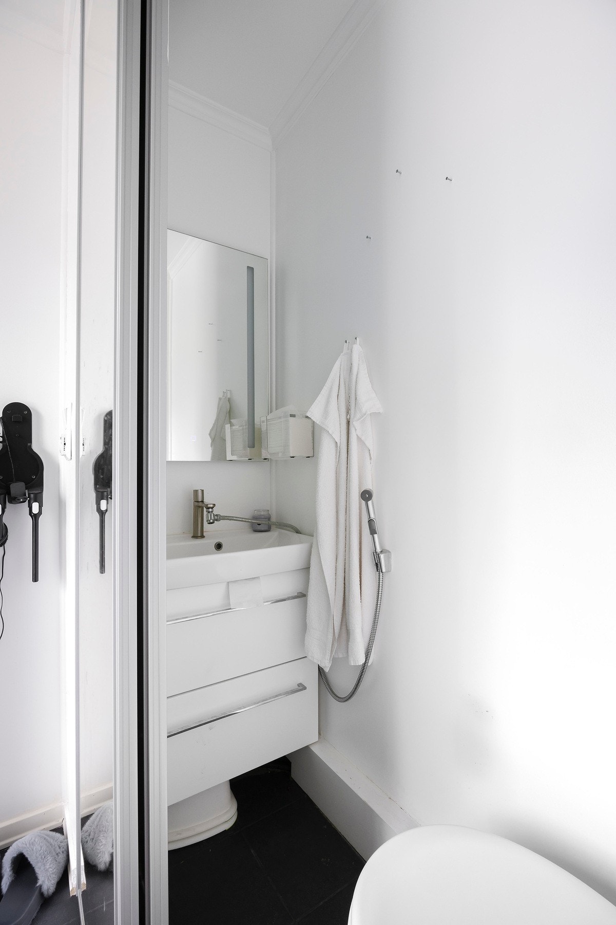 Eget toalett i hovedetasjen gjør hverdagen mer praktisk - både for familien og besøkende. Toalettet er innredet med fliser og varme i gulvet. Galleribilde