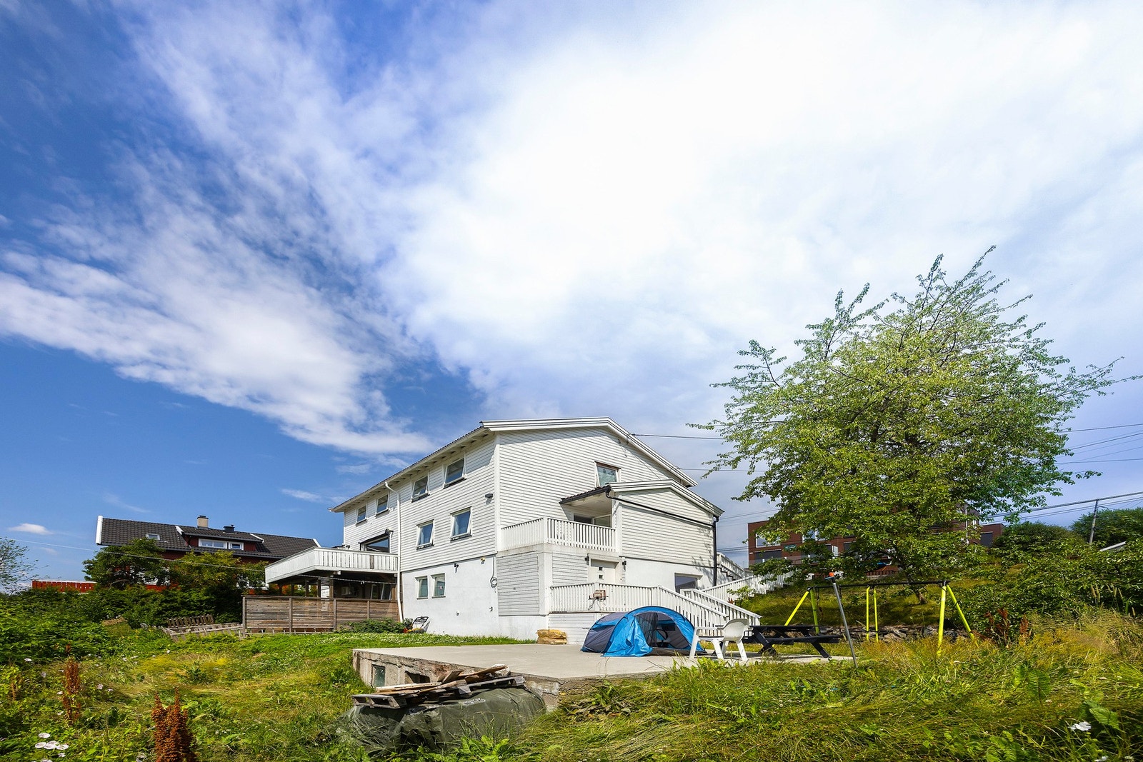 Eiendommen byr på stor og solrik tomt på 713 kvm. Et grønt og luftig uteområde du virkelig kan sette ditt preg på. Galleribilde