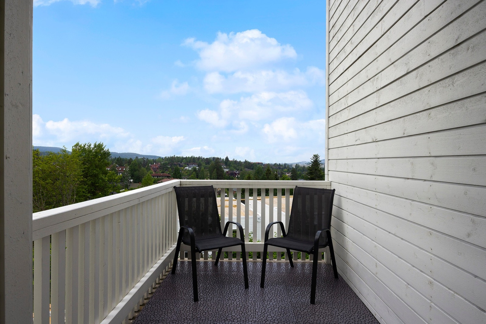 Her kan du nyte morgenkaffen, lese en bok eller servere frokost i frisk luft. Galleribilde