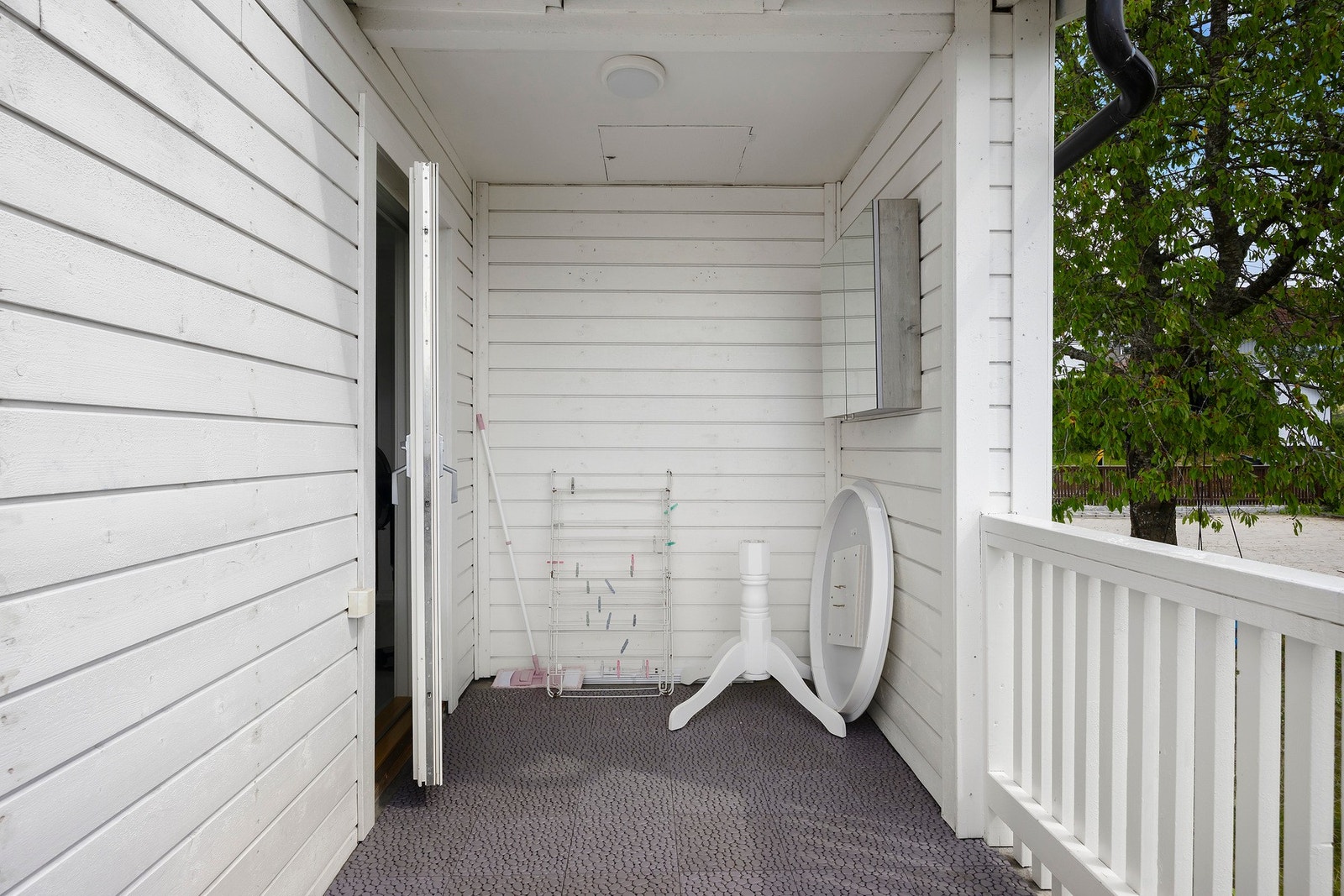 Fra stuen har du direkte utgang til en 7 m² terrasse med hyggelig utsikt. Galleribilde