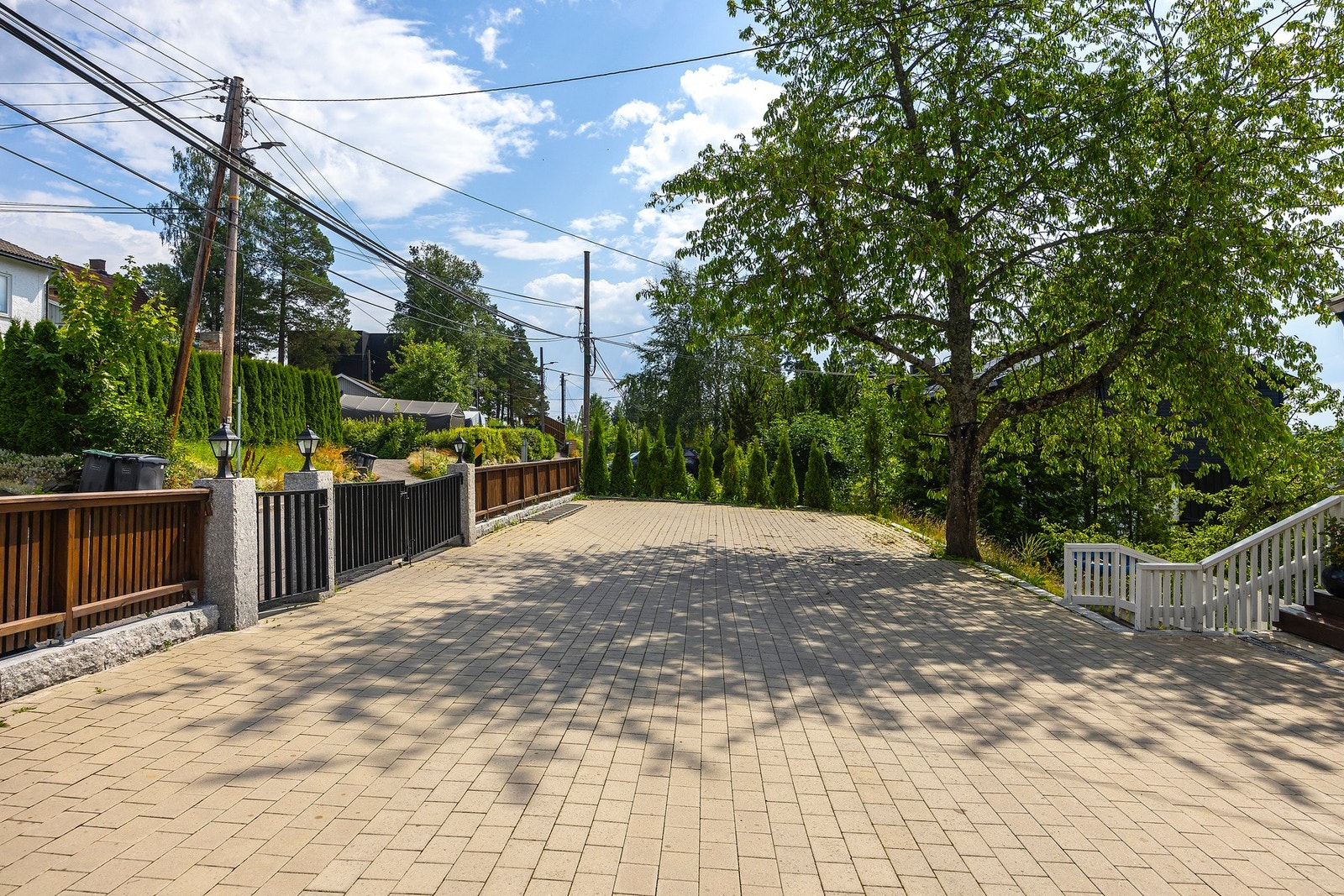 Stor og praktisk biloppstillingsplass - perfekt for gjester og deg med flere kjøretøy. Galleribilde