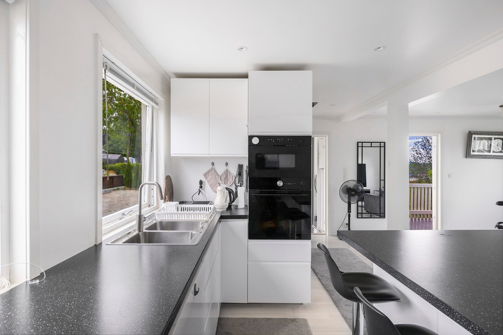 Innredningen fra IKEA (2020) byr på slette fronter, integrerte hvitevarer og laminatbenkeplater som kombinerer stil og funksjon. Galleribilde