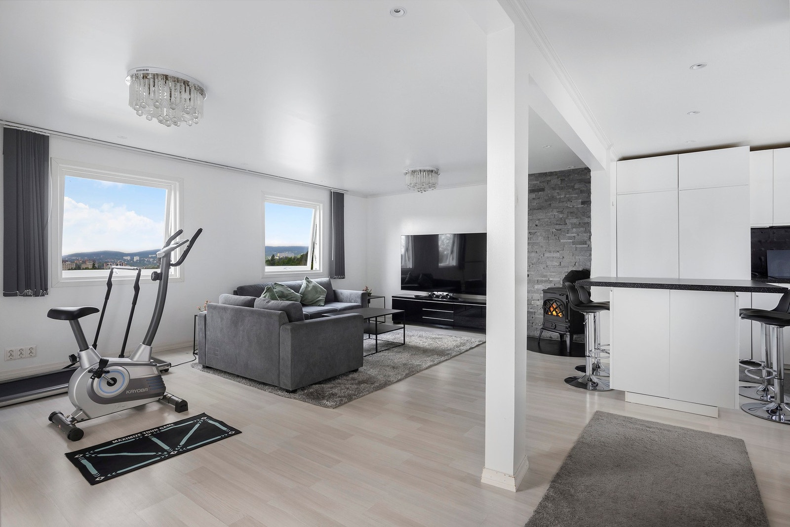 Stuen preges av store vindusflater som slipper inn mye naturlig lys og skaper en åpen og luftig stemning. Galleribilde