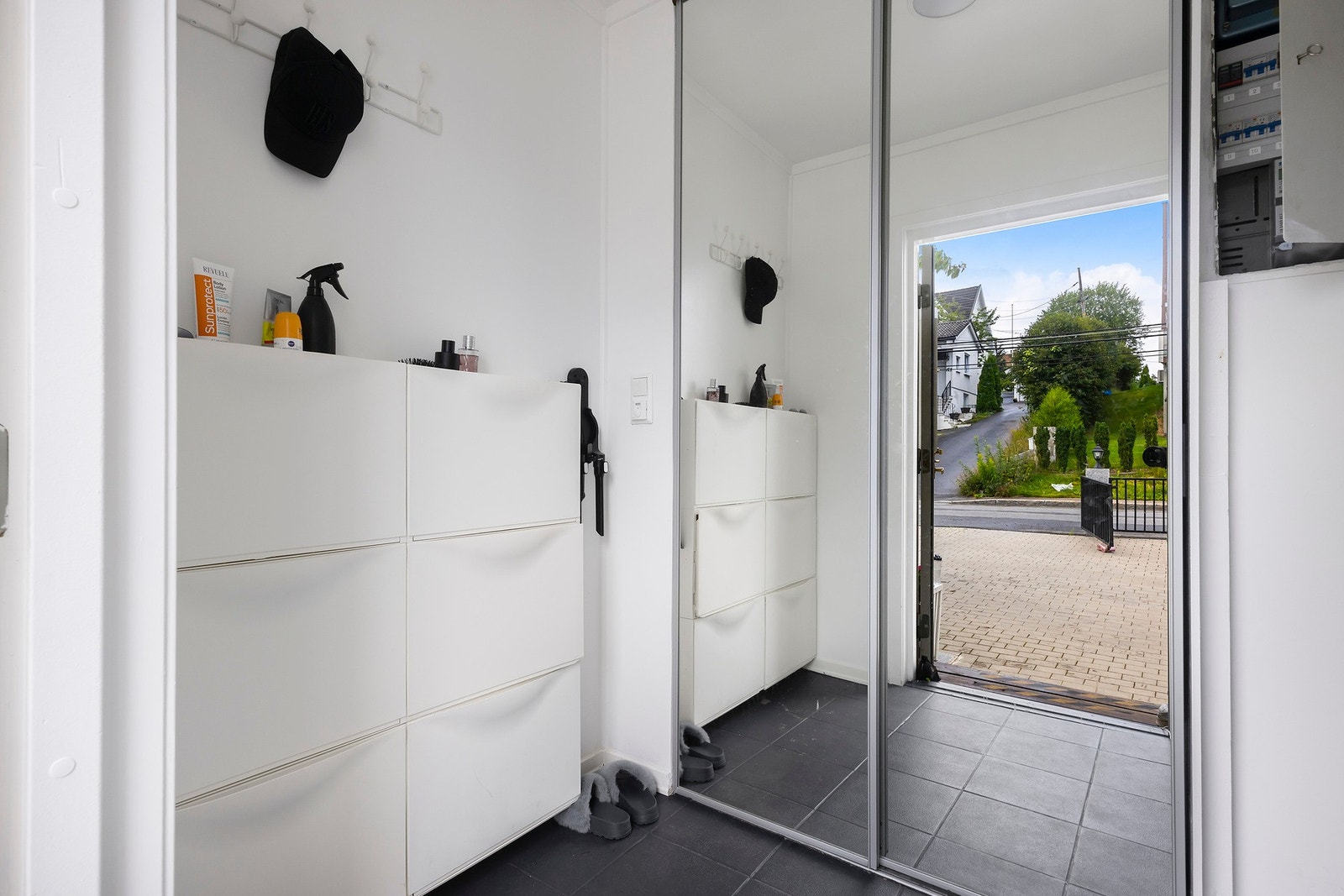 Velkommen inn! Her er det plass til knagger og skohylle som holder orden på hverdagen. Galleribilde