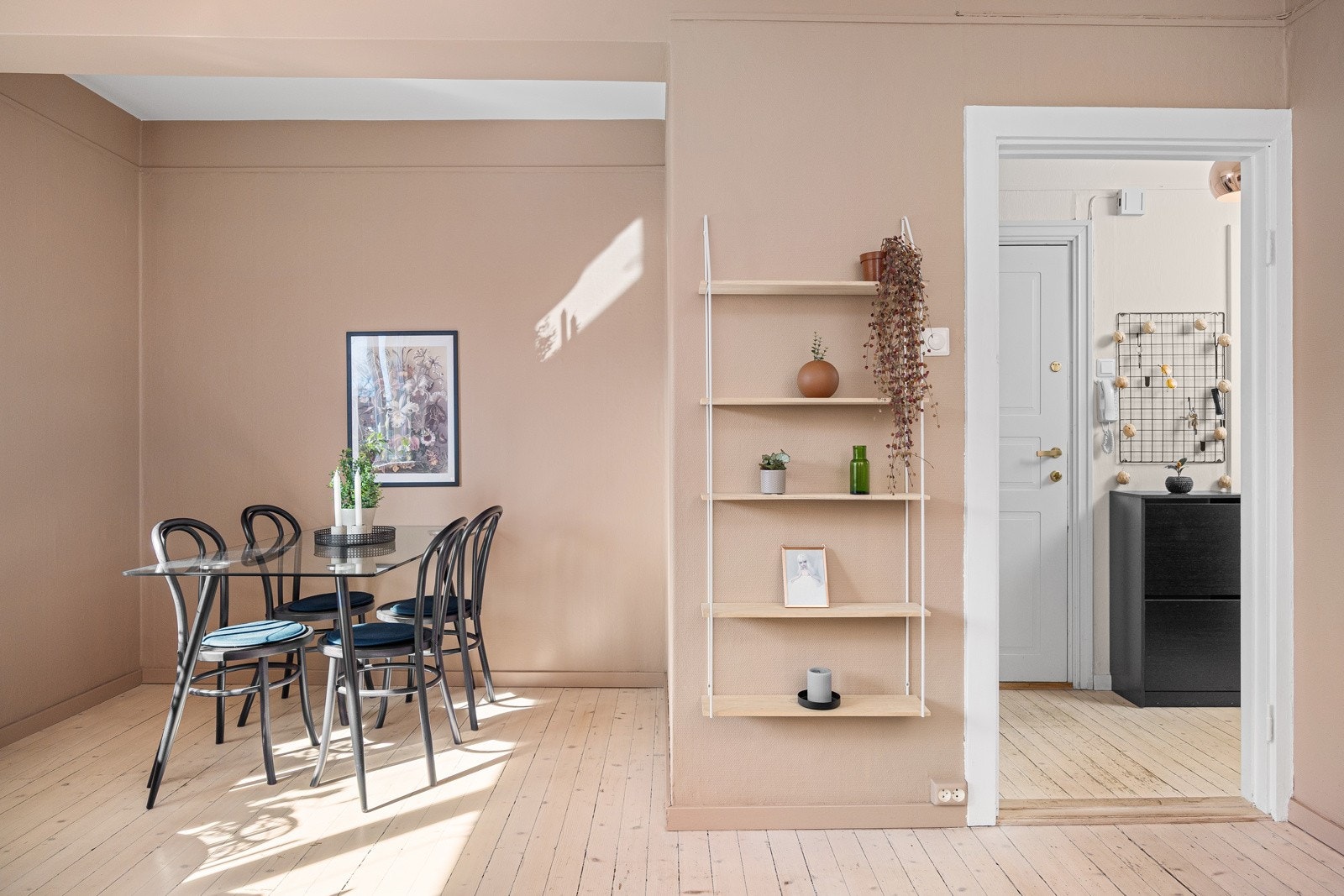 Plass til stort spisebord i stuen Galleribilde