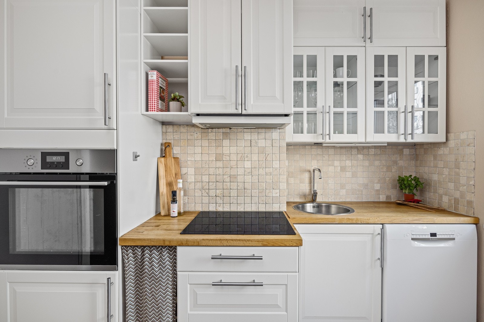 Integrert kjøl-/ fryseskap, stekeovn og platetopp(2025). Oppvaskmaskin medfølger også Galleribilde