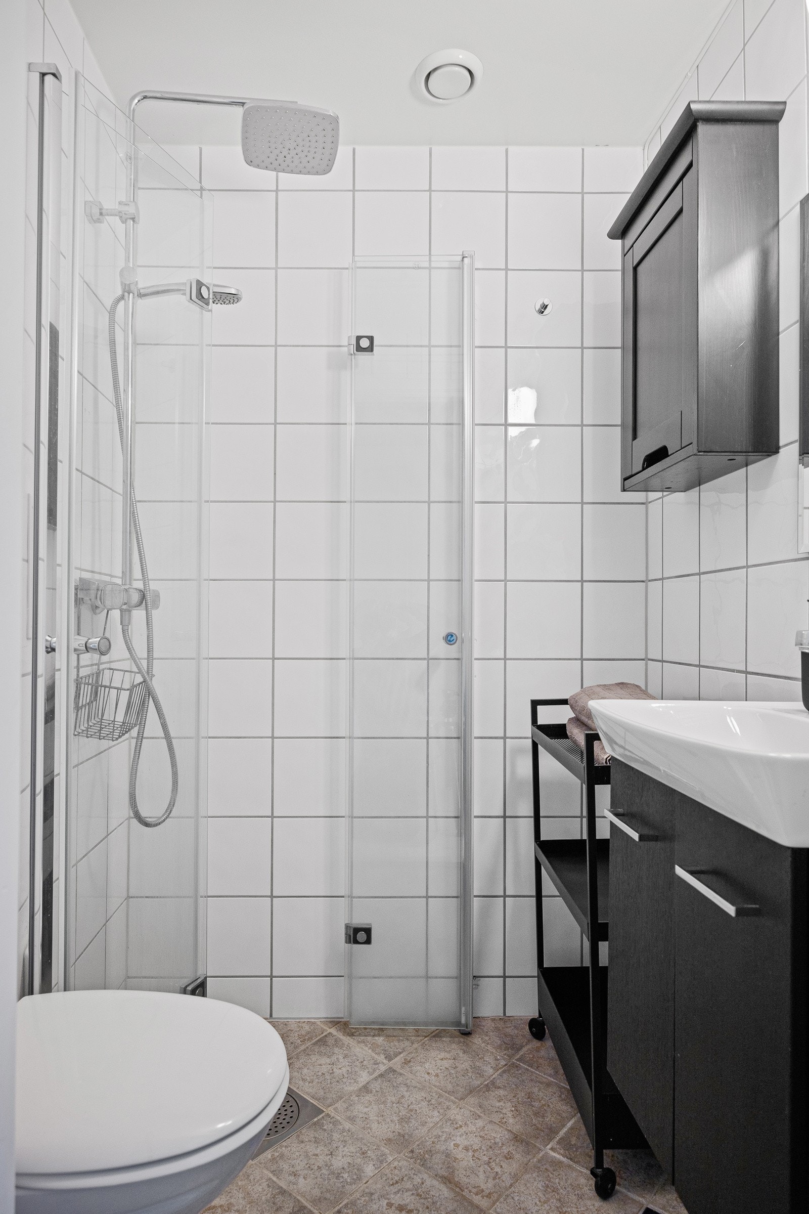 Delikat flislagt bad med varmekabler i gulv Galleribilde