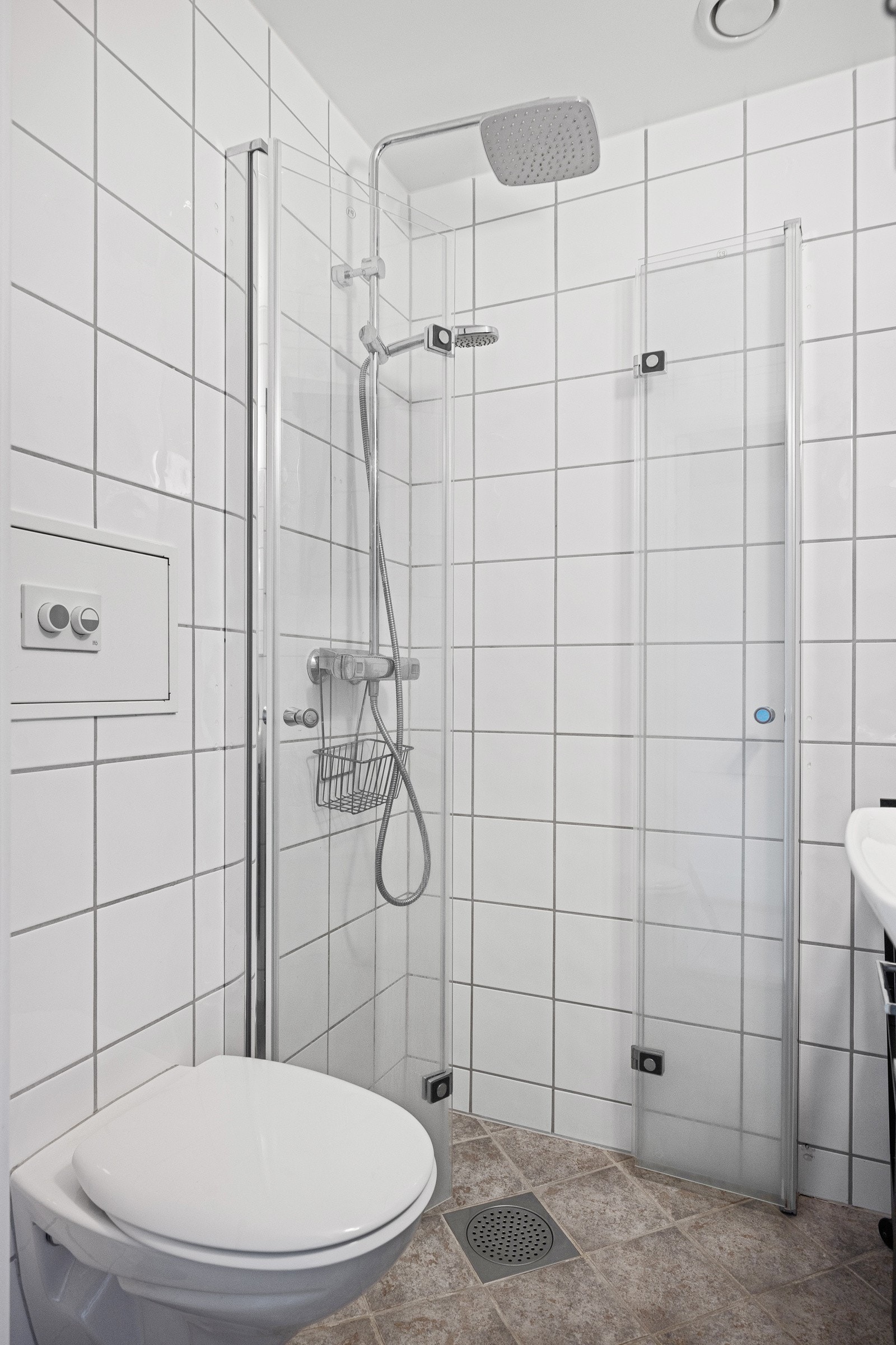 Vegghengt klosett og dusj med innadslående dusjdører i herdet glass Galleribilde