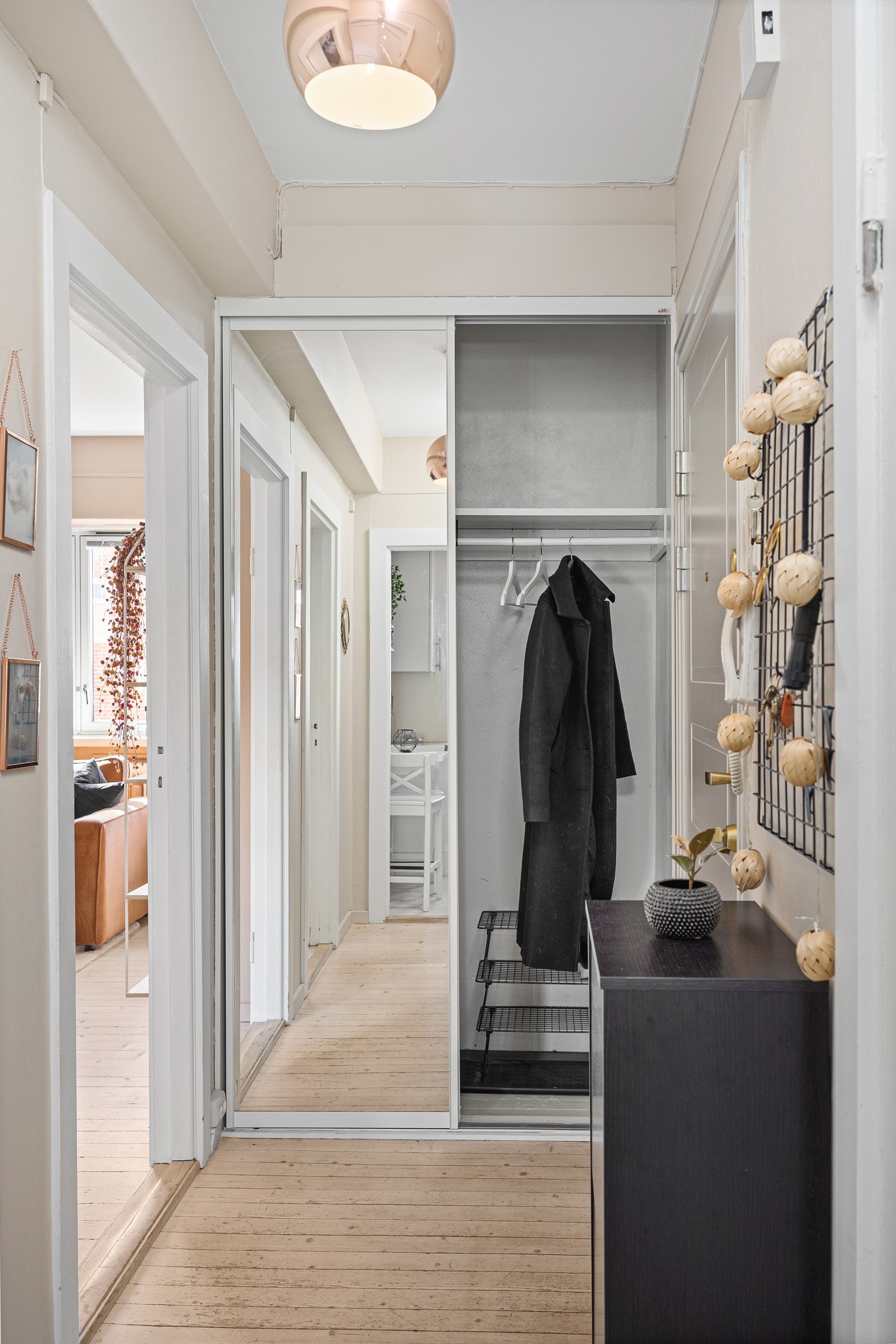 Lys og innbydende entré med garderobeplass Galleribilde