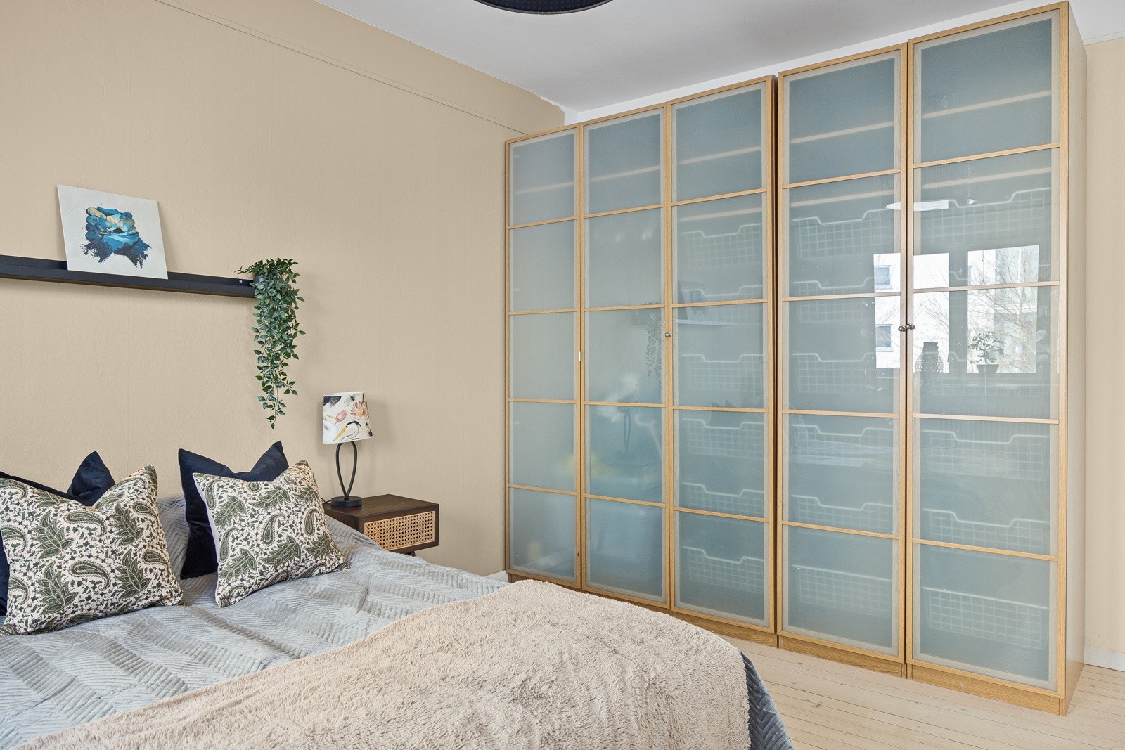 God oppbevaringsplass i garderobeskap (medfølger) Galleribilde