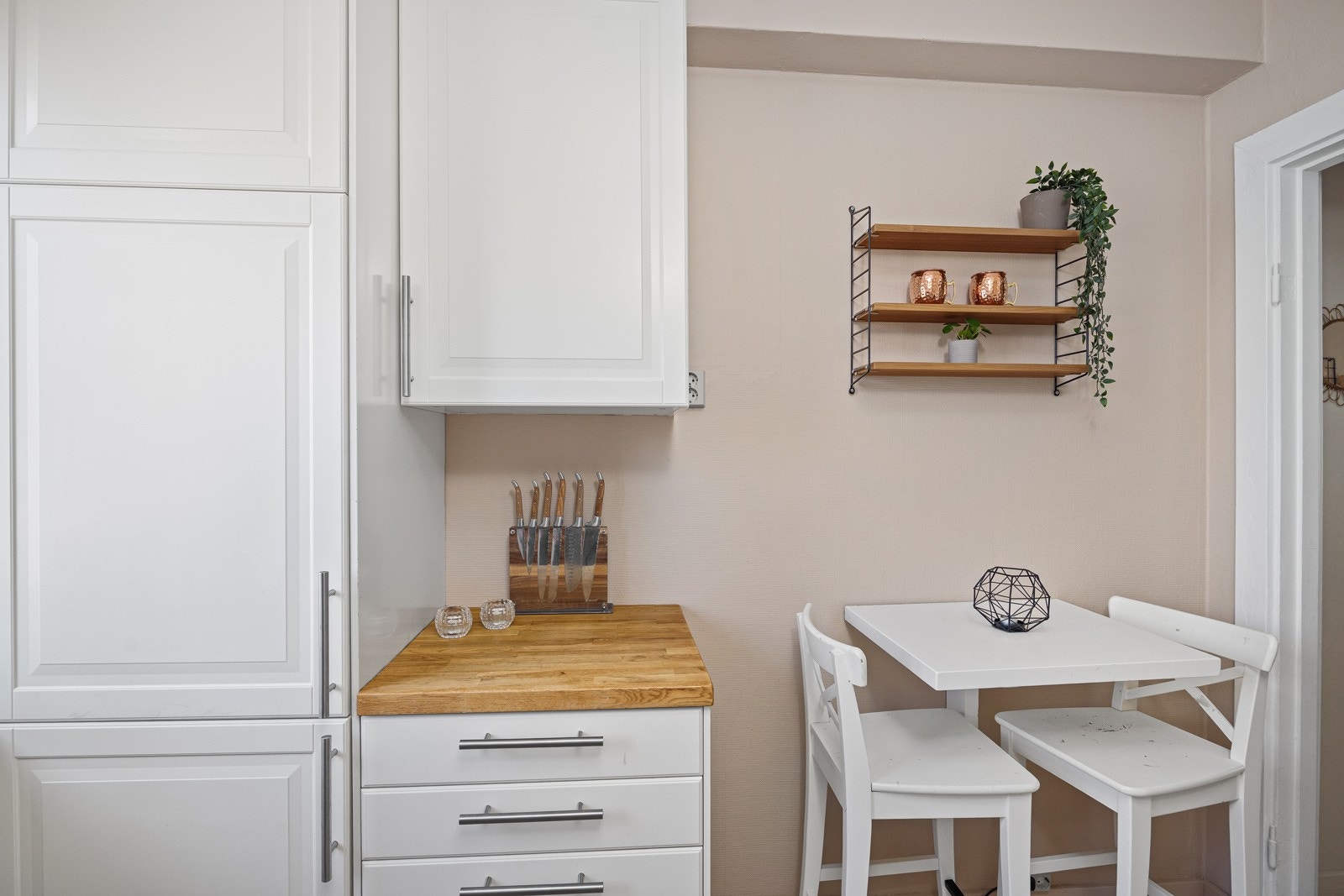 Plass til kjøkkenbord i kjøkken Galleribilde