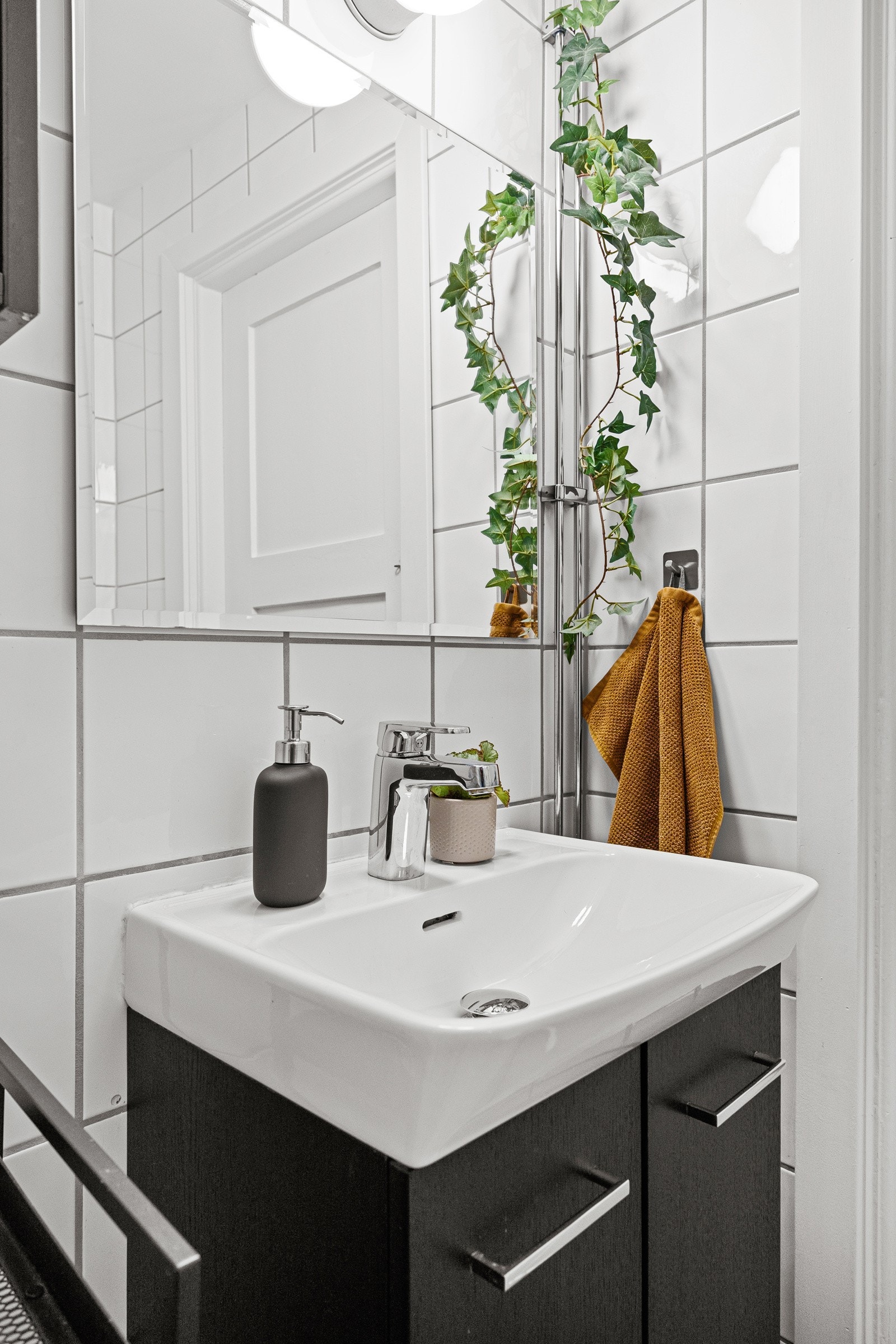 Vegghengt servant med underskap Galleribilde