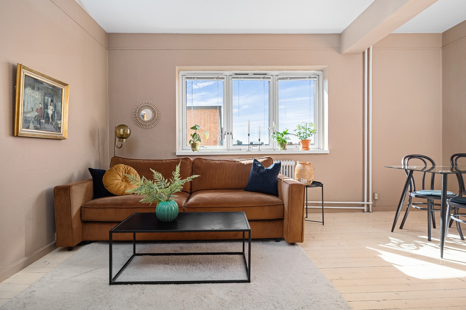 God plass til sofagruppe, spisebord og annet ønsket møblement Galleribilde