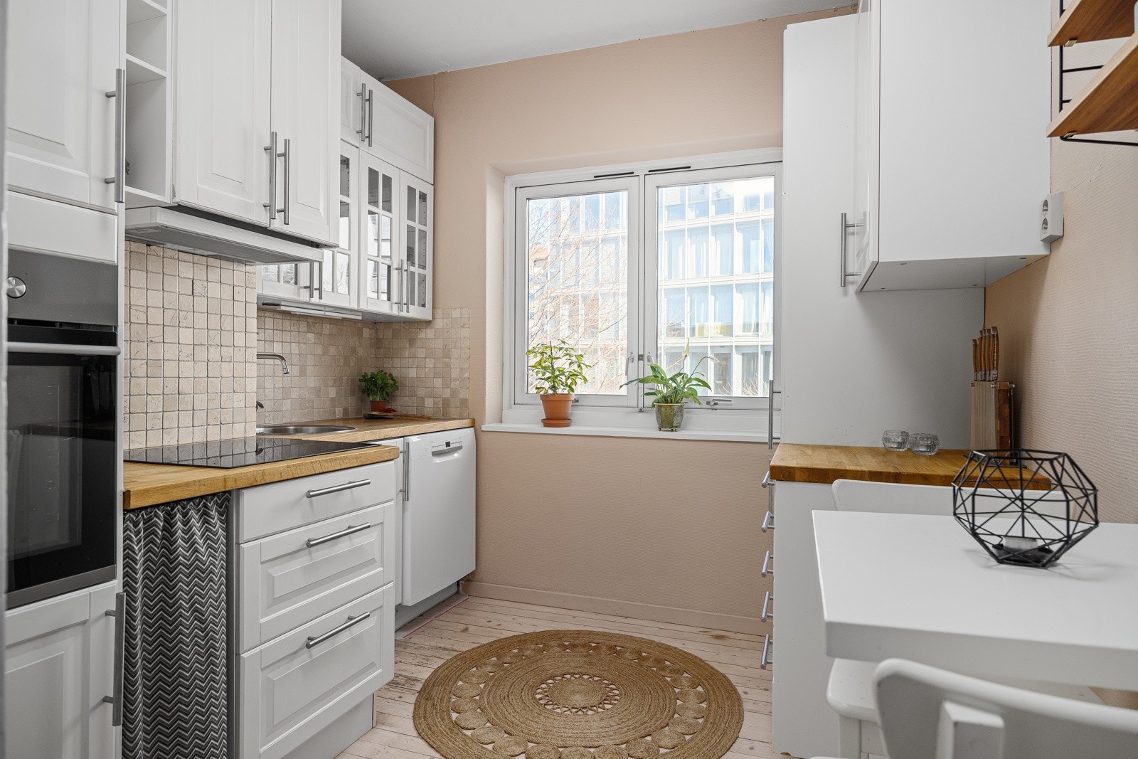 Pent separat kjøkken med medfølgende hvitevarer Galleribilde