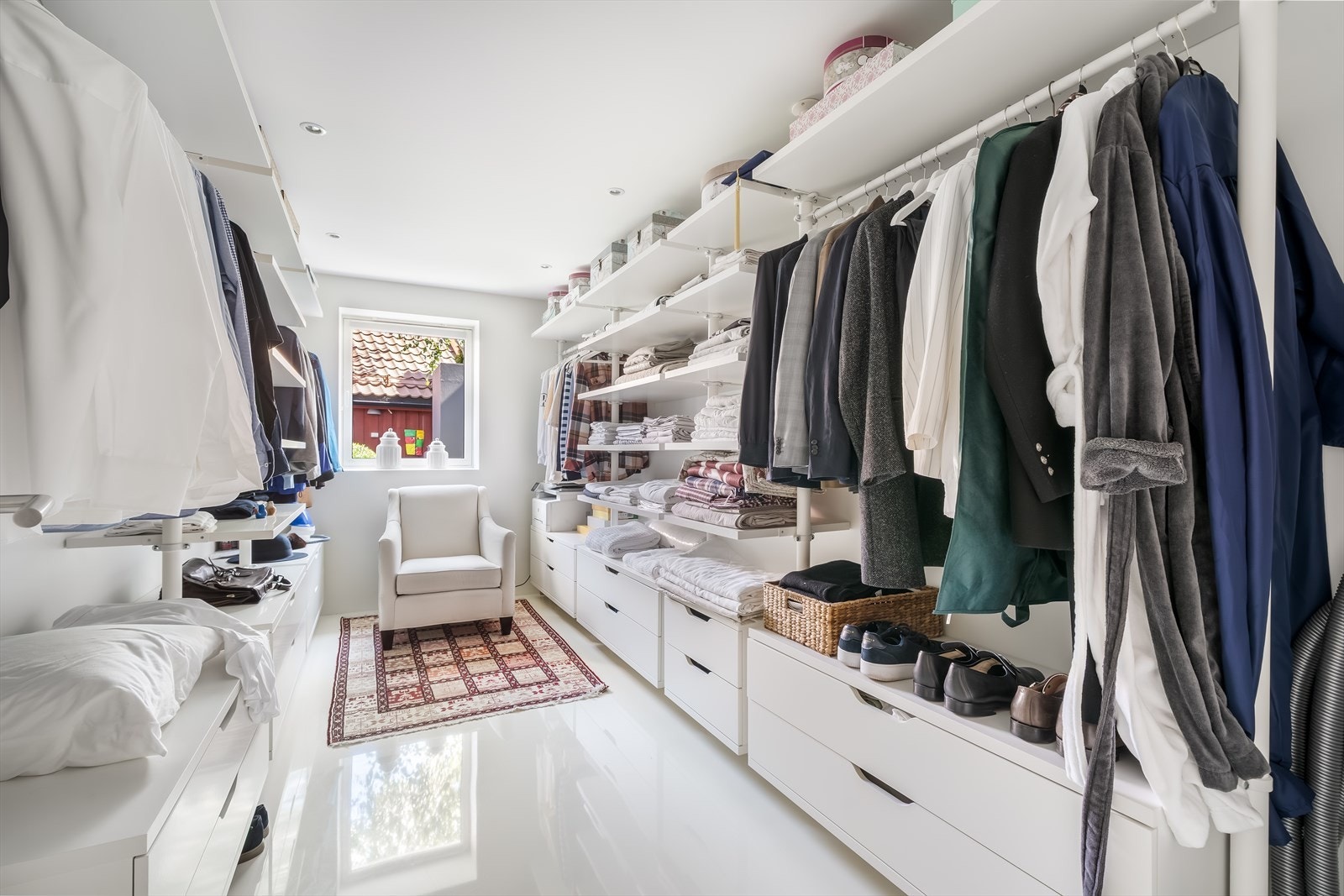 "Walk in closet" i 1. etasje Galleribilde