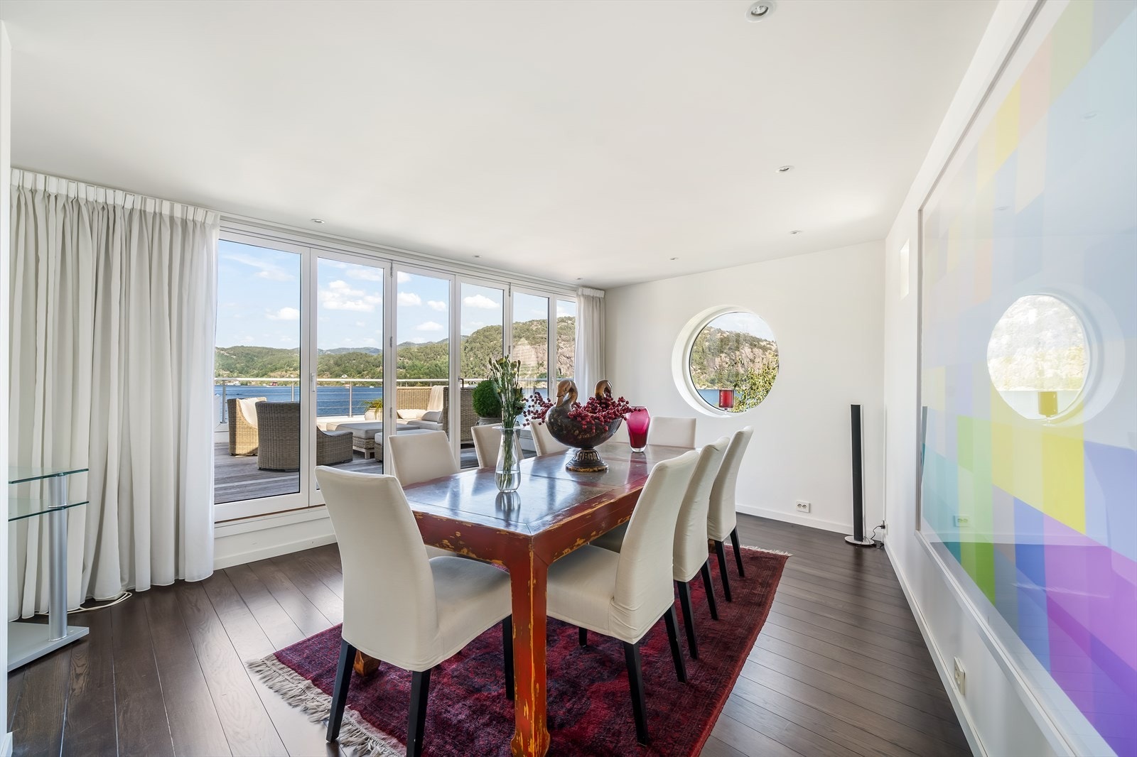 God plass til stort spisebord i 3. etasje Galleribilde