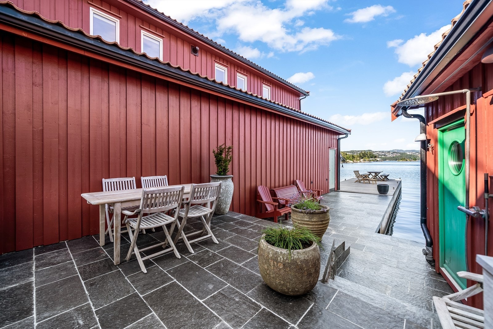 Uteområdet er nøye planlagt med både privatliv og komfort. Galleribilde