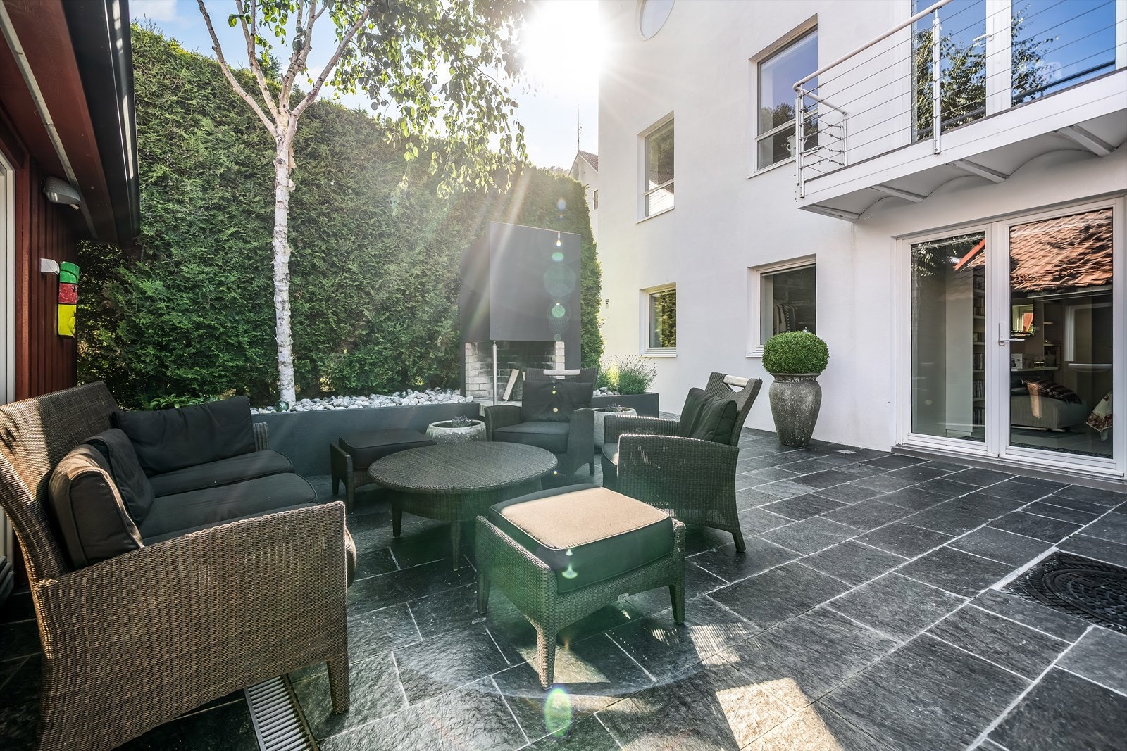 Her finnes en stor og skjermet uteplass med både peis og fullt utstyrt utekjøkken. Galleribilde