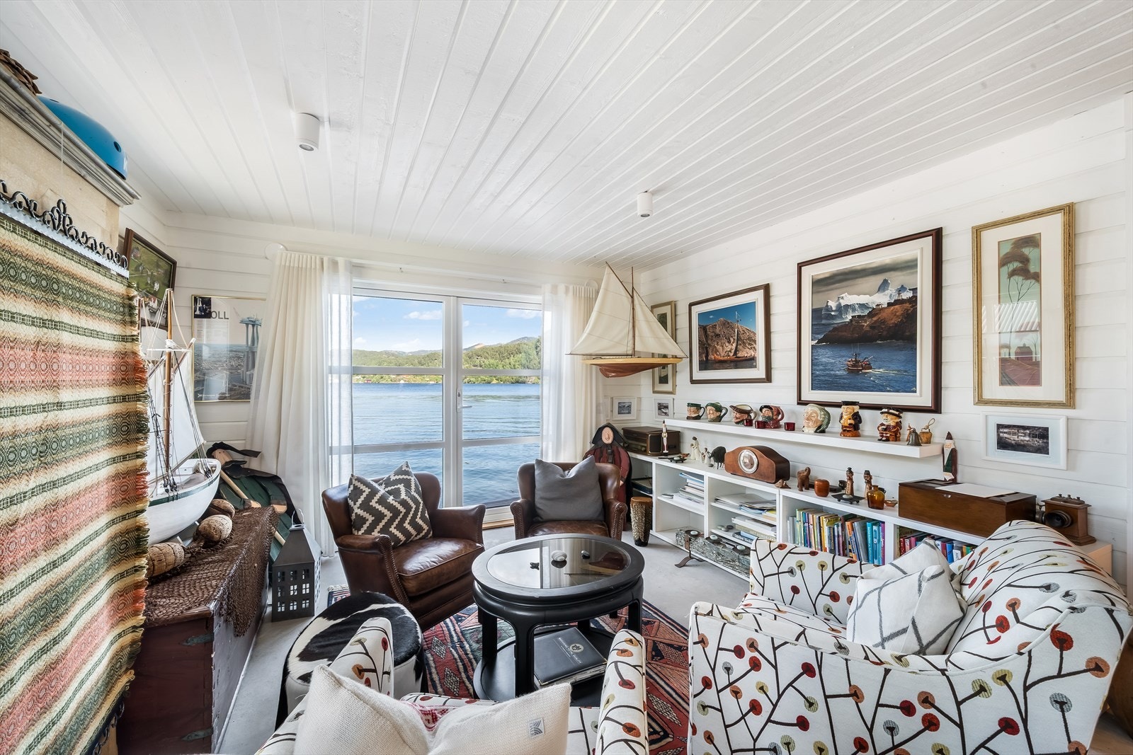 Stue med utgang til brygge Galleribilde