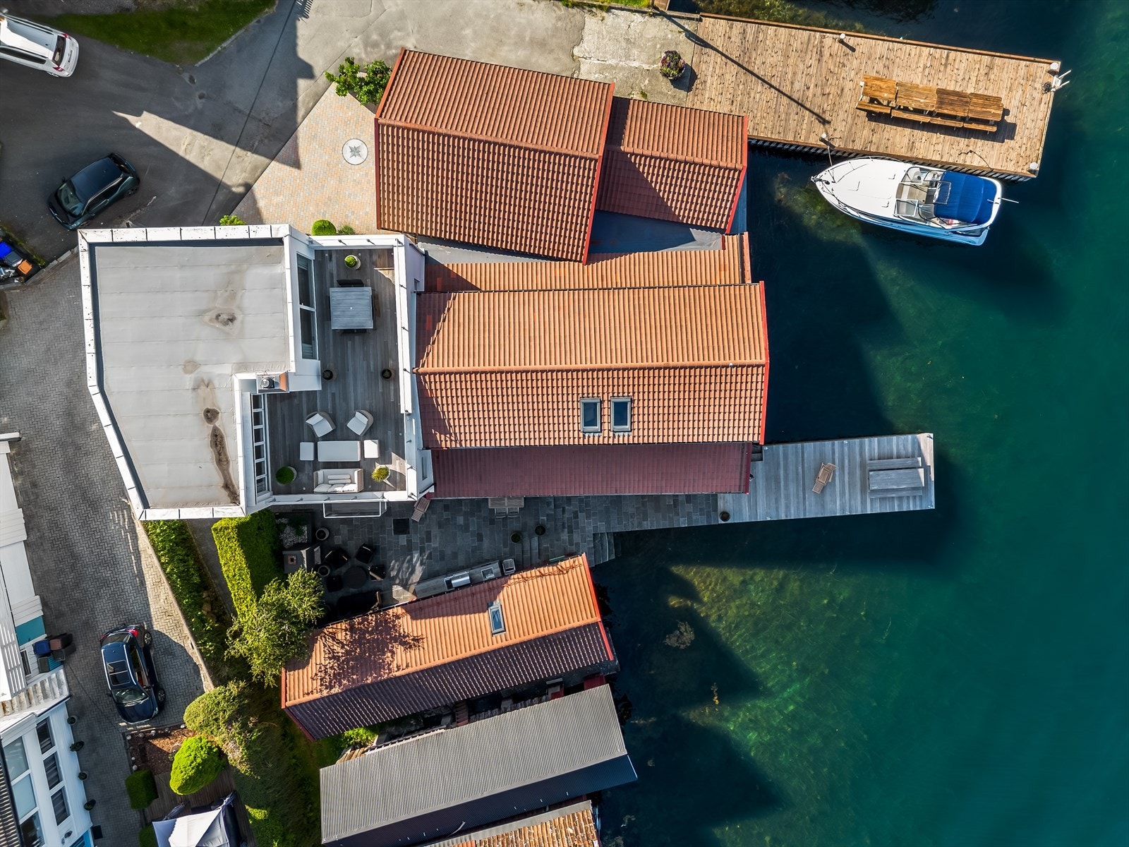 Denne eiendommen har en helt unik plassering - helt i sjøkanten og utmerker seg med høy bokvalitet, gjennomført komfort og smarte, funksjonelle løsninger. Galleribilde