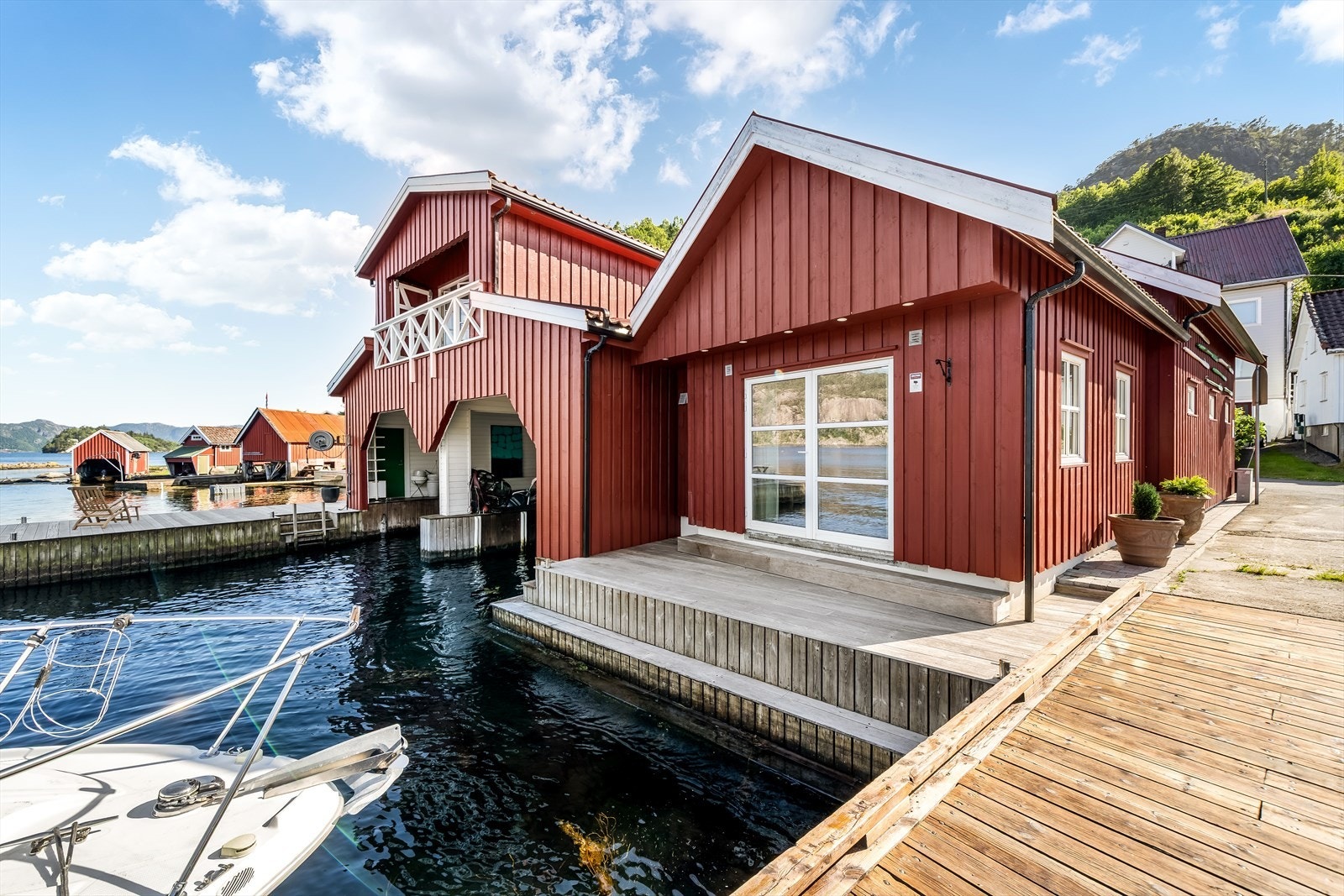 Eiendommen er meget godt tilrettelagt for båtliv, med tre båtplasser under tak: to med bredde 3,6 meter og lengde 11 meter, samt én med bredde 2,7 meter og lengde 6 meter. Galleribilde