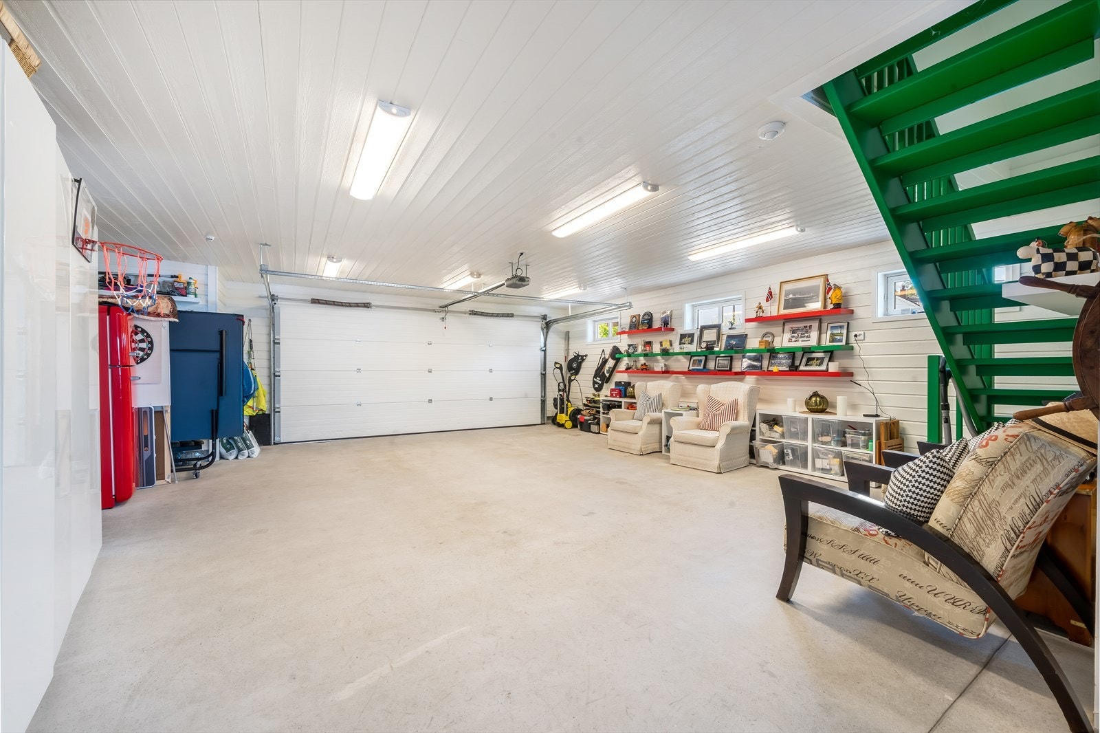 Garasje med elbil lader og trapp videre opp til hems Galleribilde