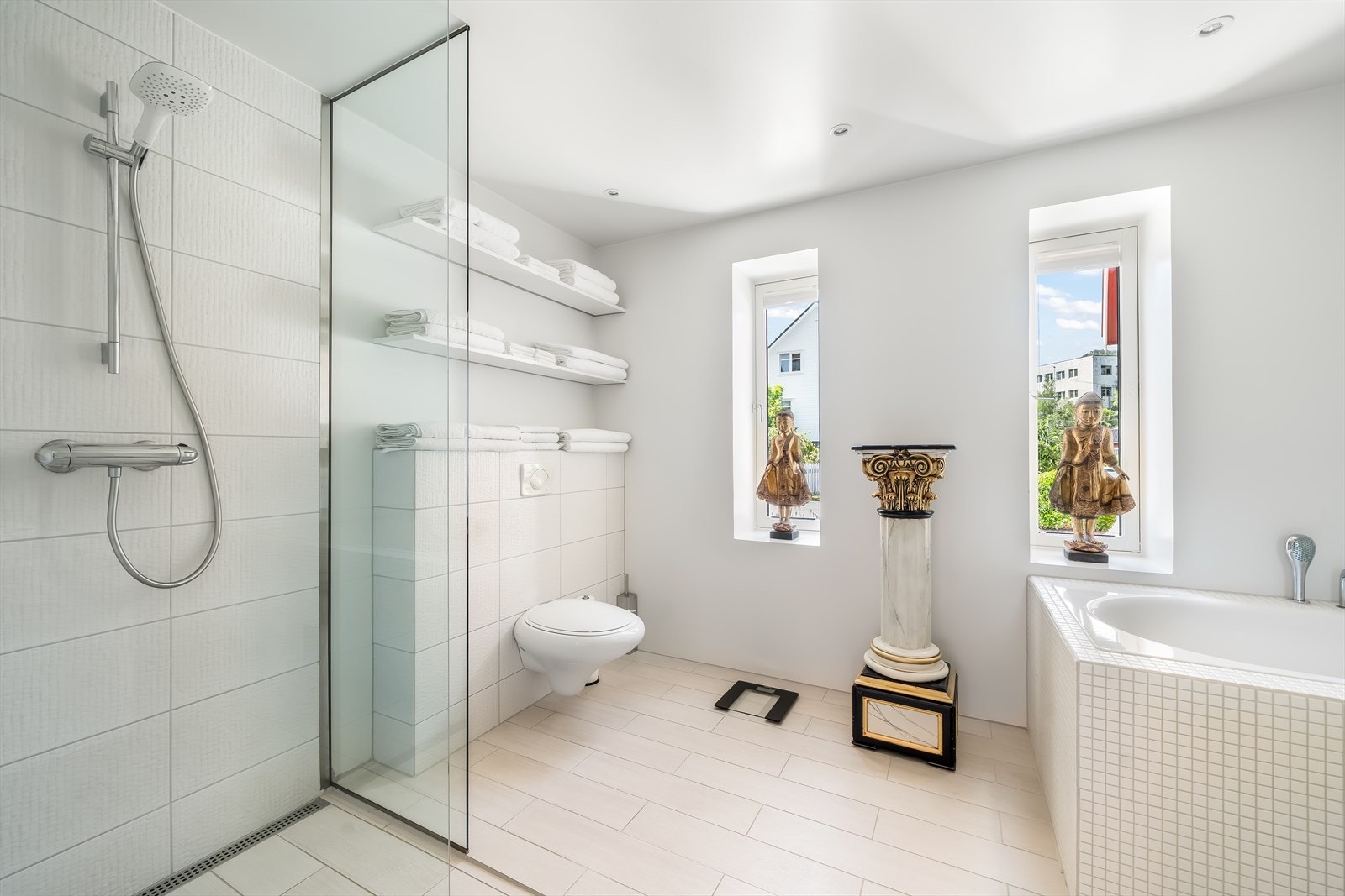 Baderommet er delikat med fliser på gulv og i dusjsone. Galleribilde