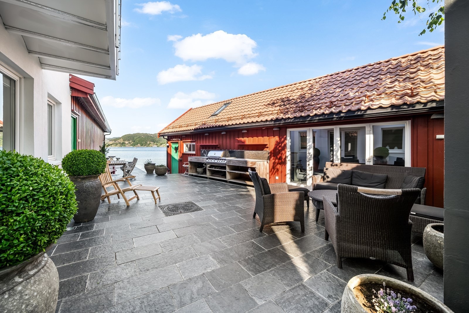 Uteområdet er gjennomtenkt og innbydende, med flere lune, solrike soner. Galleribilde