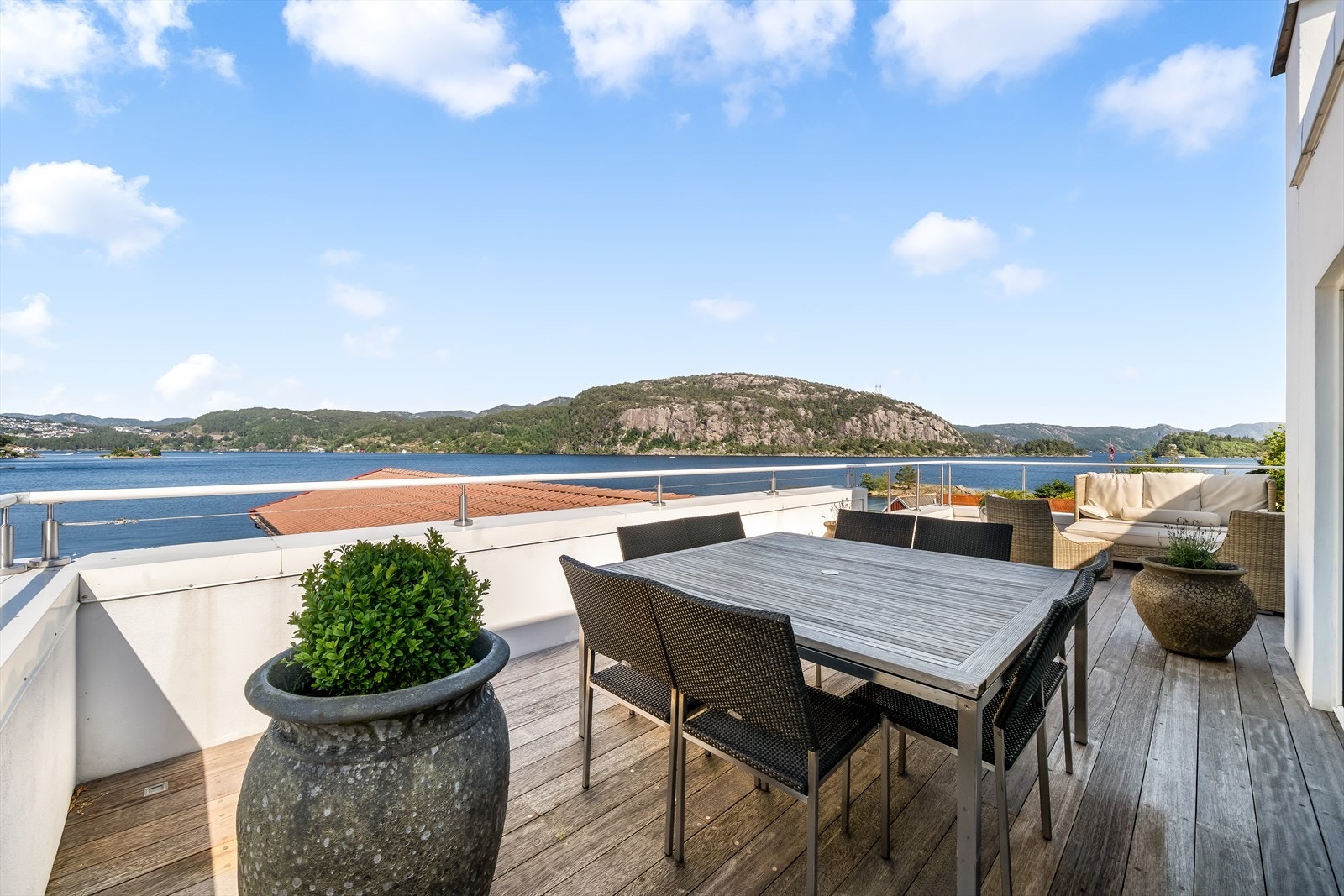 Fra takterrassen kan man nyte en spektakulær panoramautsikt over både fjorden og omkringliggende fjell. Galleribilde