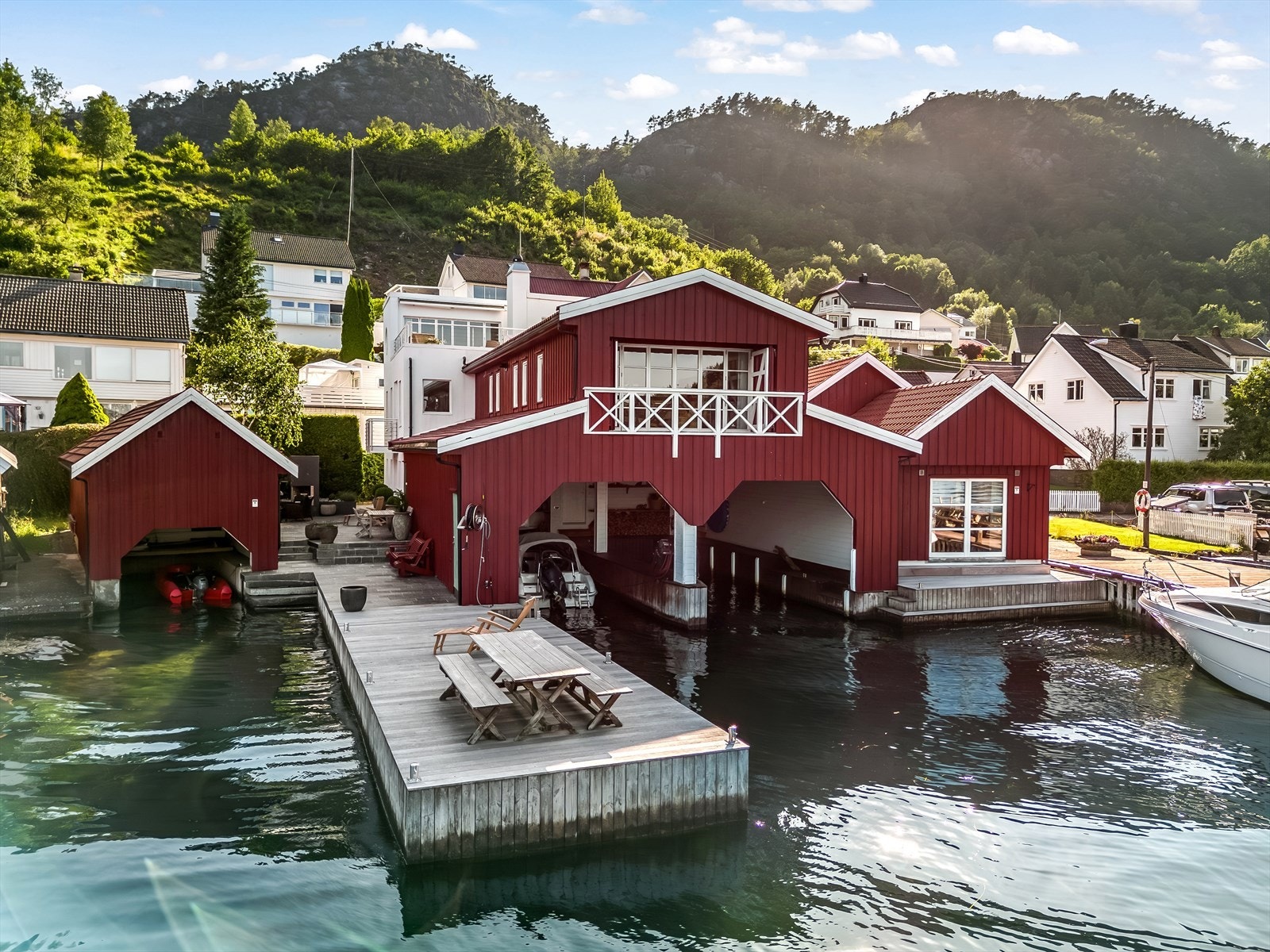 Velutstyrt bolig i sjøkanten - med brygge, utekjøkken og 3 båtplasser under tak. Galleribilde