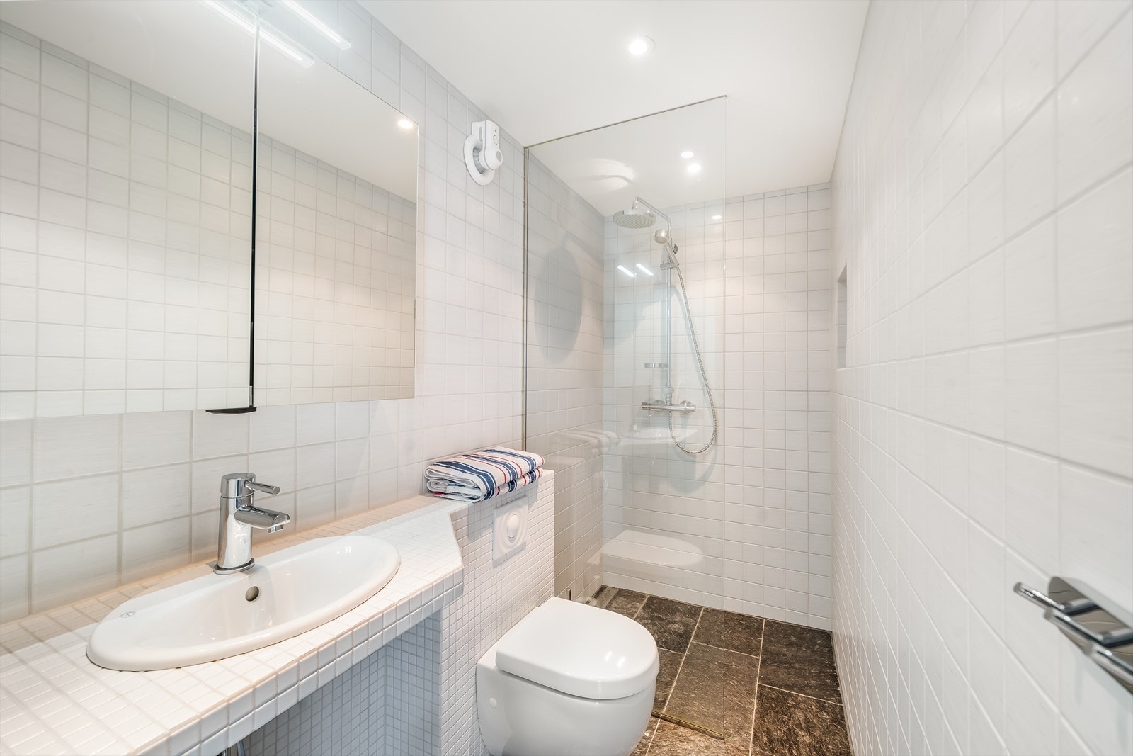 Det er flislagt baderom i annekset. Galleribilde