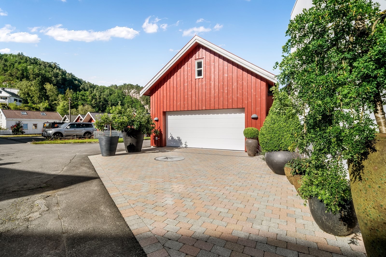 Eiendommen ligger helt innerst i Strandeveien, uten gjennomgangstrafikk. Galleribilde