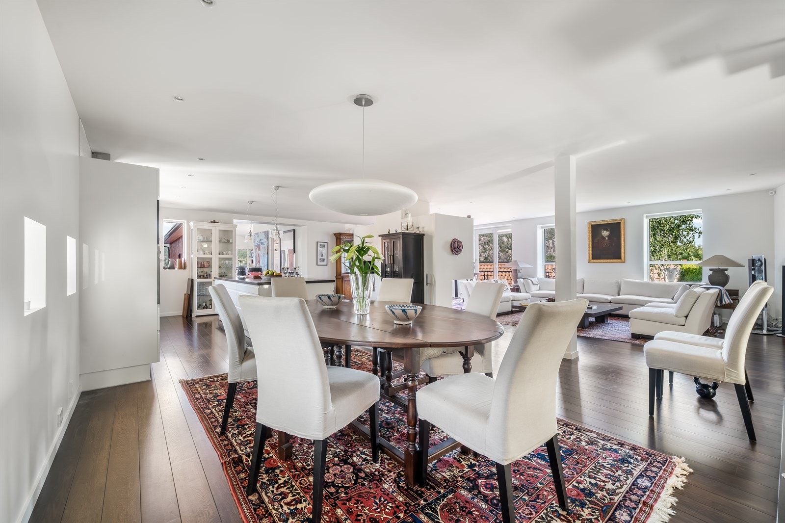 Romslig stue med fleksible møbleringsløsninger og god plass til ulike soner. Galleribilde