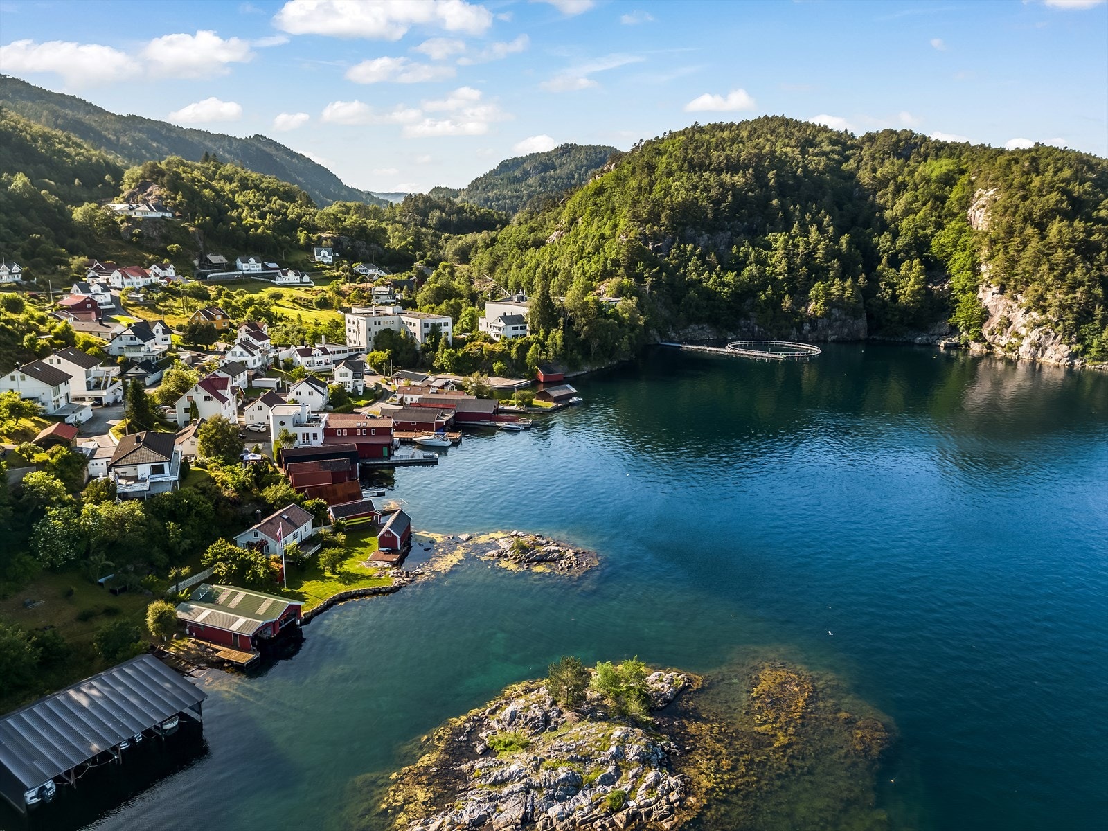 Fjellse er et lite og inkluderende lokalsamfunn med et sosialt og hjelpsomt nabolag. Det arrangeres flere fellesaktiviteter i løpet av året, som båtturer og hyggelige treff. Galleribilde