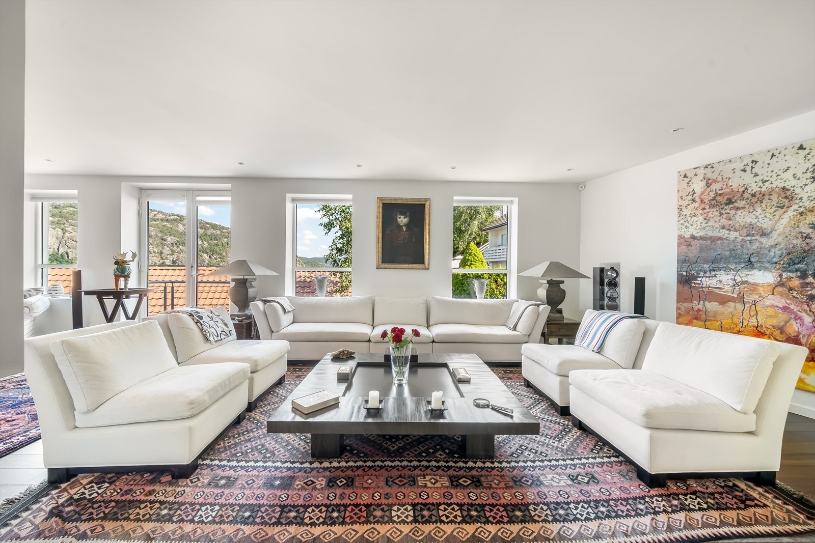 Stuen er stor og åpen, med rikelig plass til å skape både sosiale og avslappende soner. Galleribilde