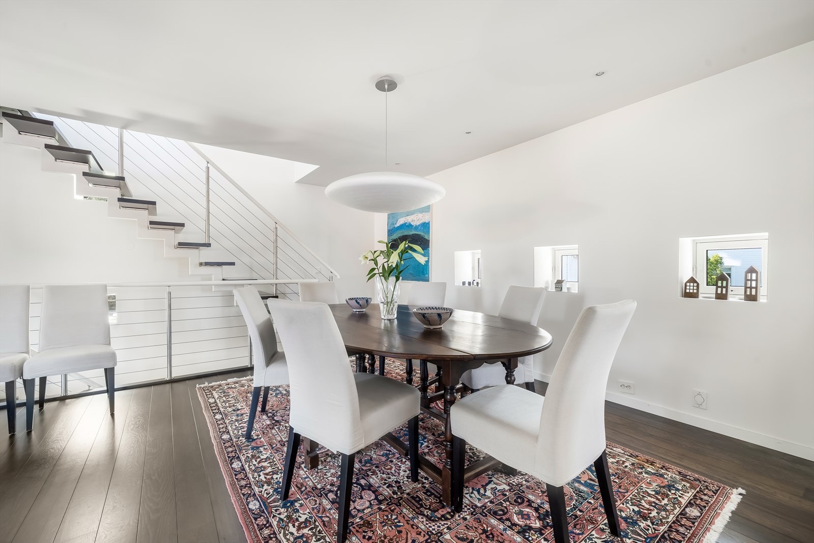 I boligens 2. etasje finner du en romslig stue med åpen kjøkkenløsning. Galleribilde