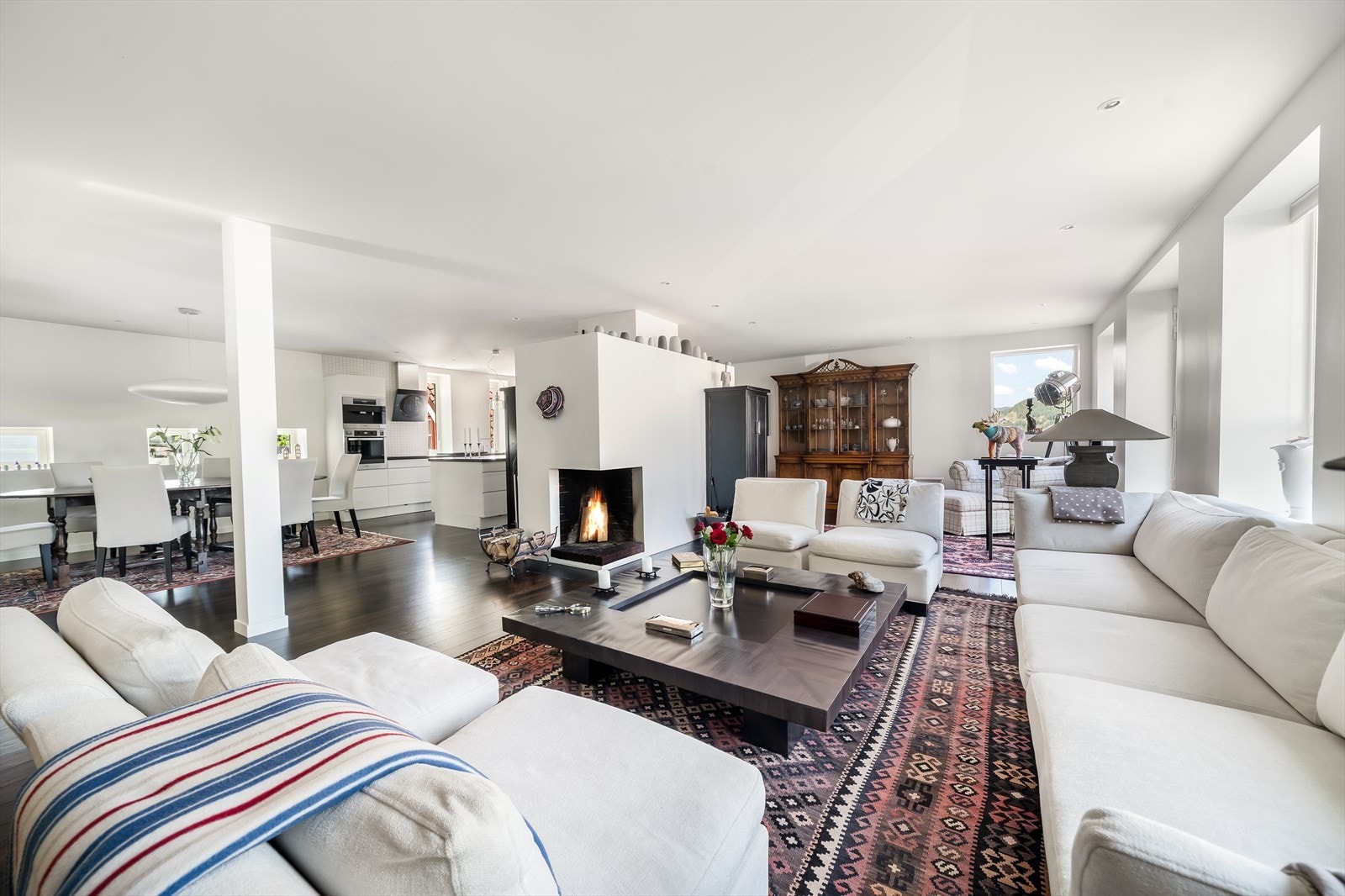 Spotter i himling og lysmalte vegger. Galleribilde