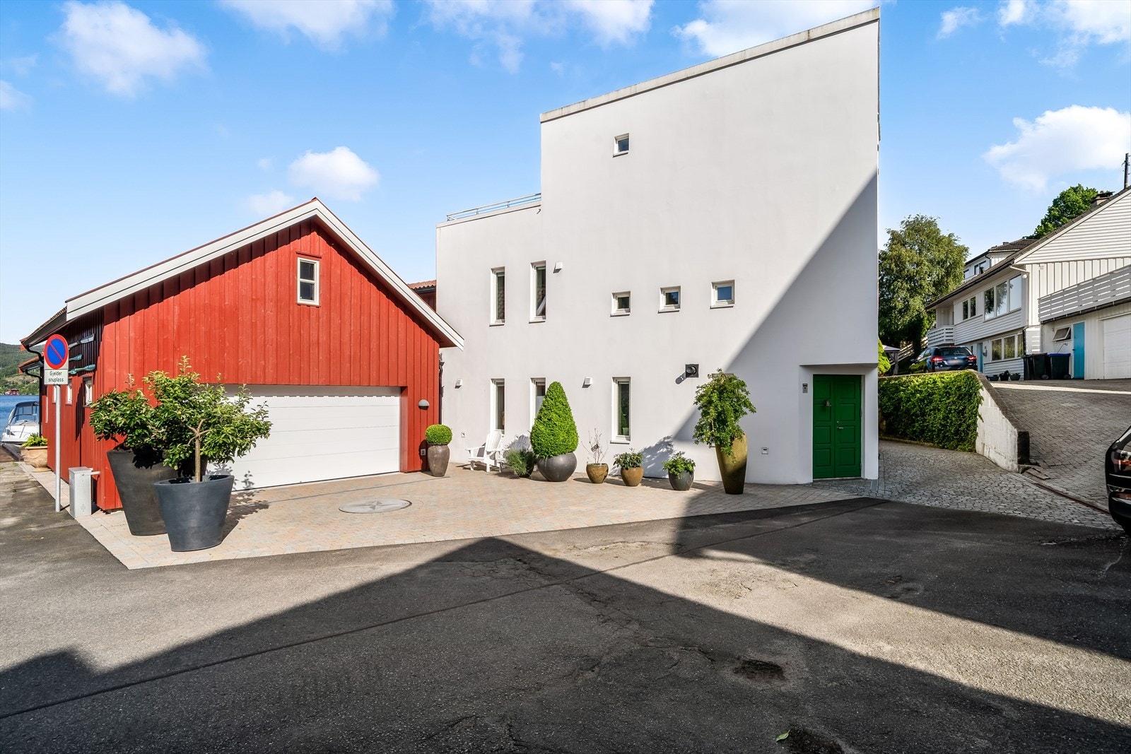 Med et bruksareal på over 400 m² byr boligen på generøse rom og moderne fasiliteter, inkludert vannbåren varme i hele bygget, også i garasjen. Galleribilde