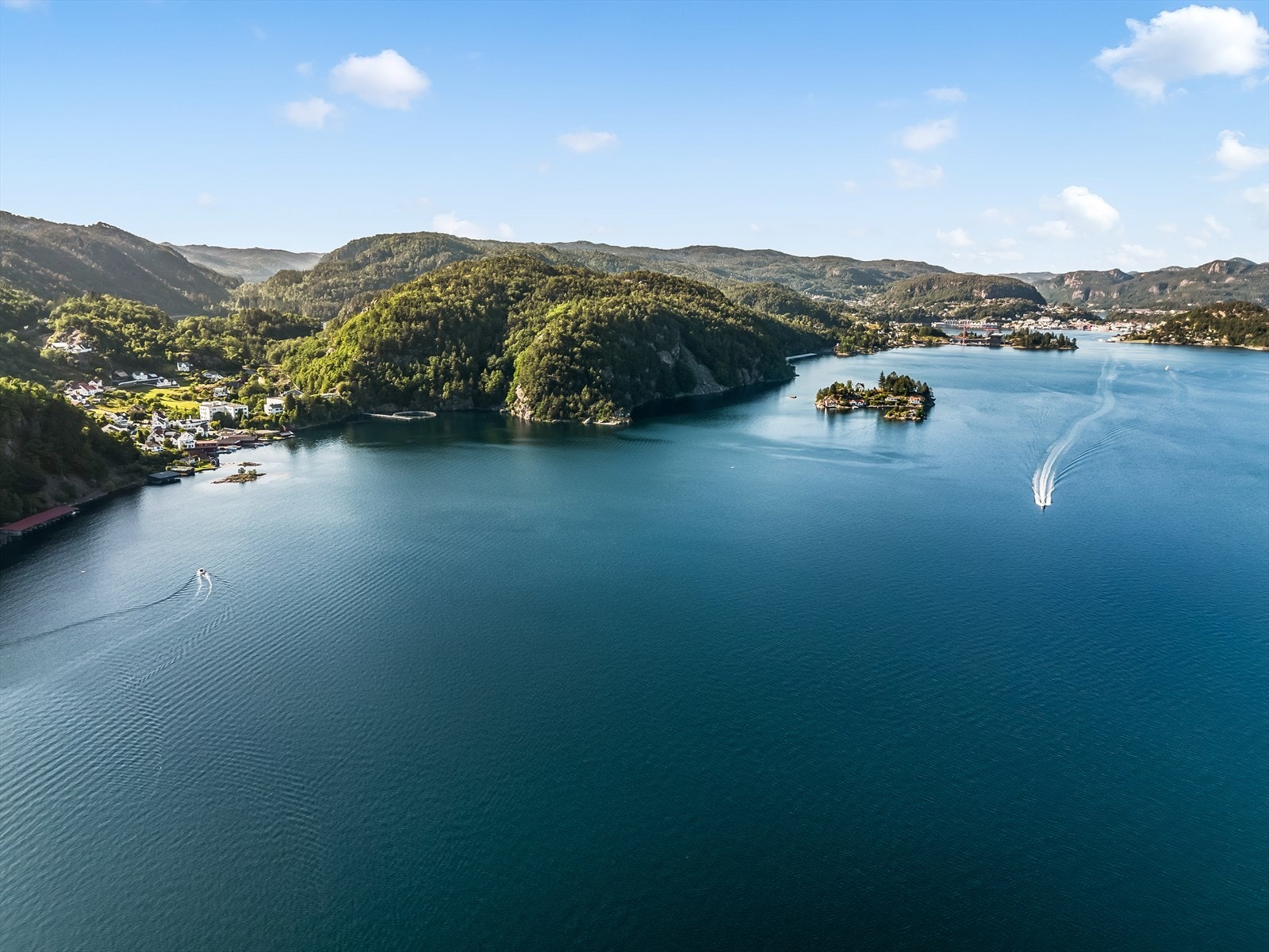 Båtutfarter i området er både varierte og attraktive - blant annet rundt Hidra og inn til Flekkefjord, en livlig sørlandsby med stort servicetilbud og sjarmerende småbymiljø. Galleribilde